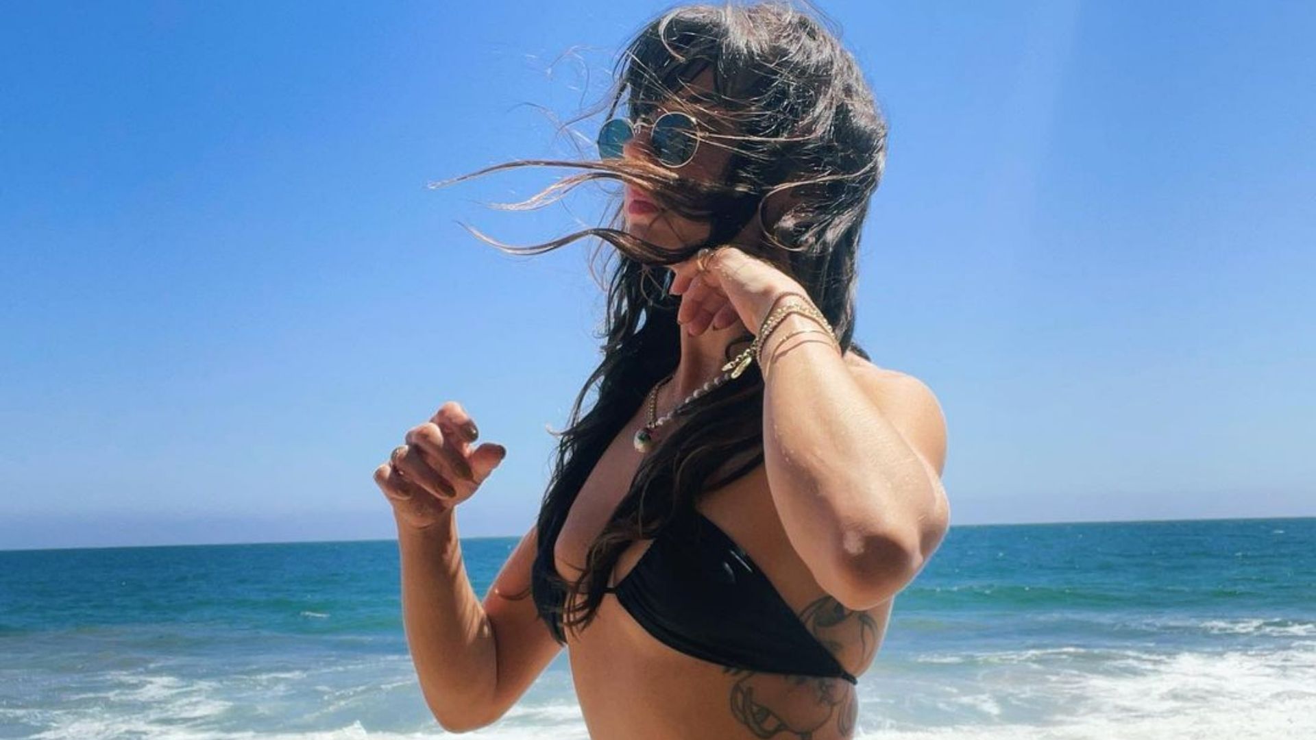 De fio-dental, Isis Valverde deixa tatuagem indiscreta em destaque ao posar de biquíni: “Sereia”