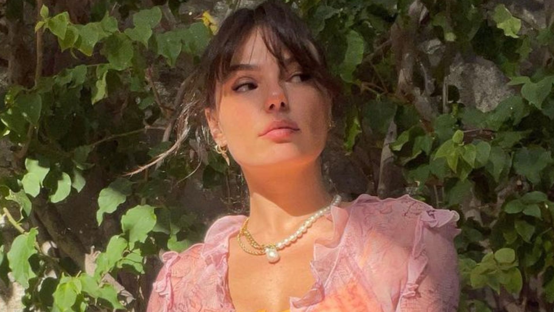 Isis Valverde curte praia com look transparente e exibe barriga sarada: “Surreal”
