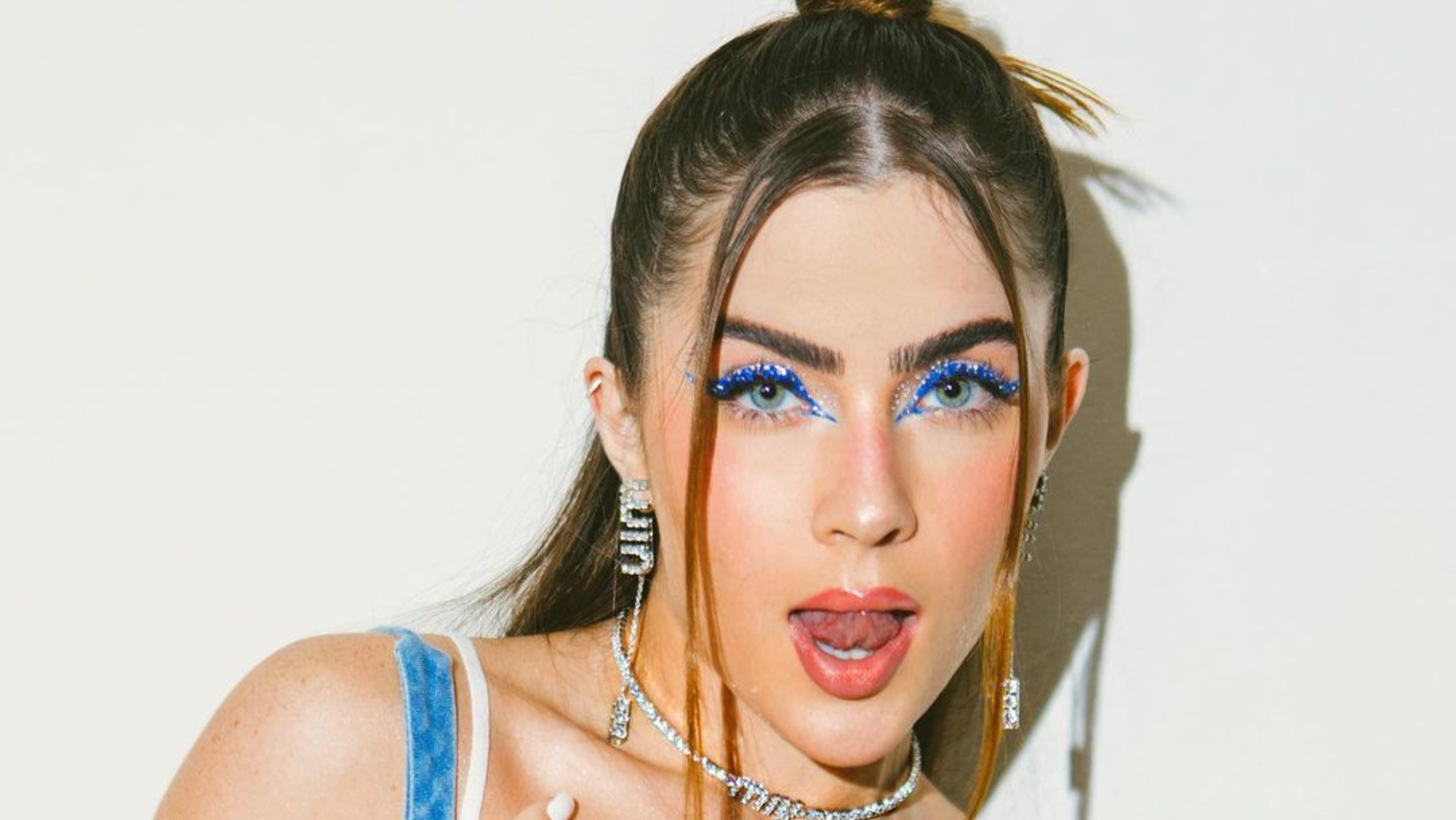 De microtop, ex-BBB Jade Picon aposta em decote profundo e fãs piram: “Não cansa”