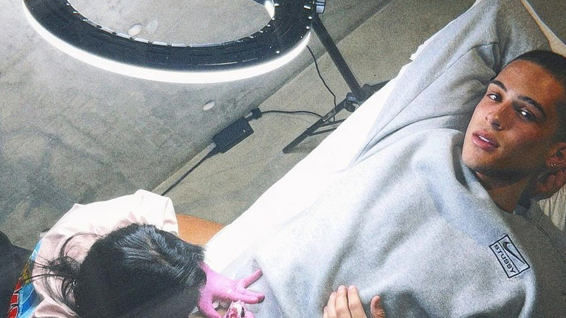 João Guilherme faz tatuagem colada nas partes íntimas e fãs se assanham: “Queria”