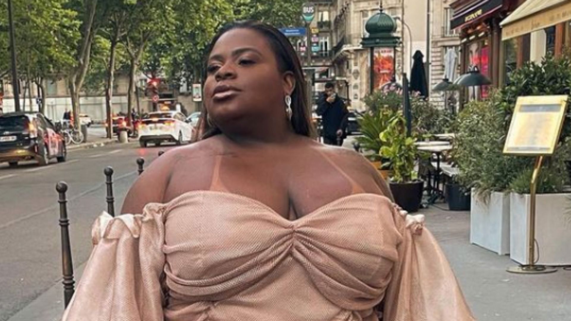 Jojo Todynho divide opiniões com vestido volumoso e em camadas: “Vestiu uma cortina?”