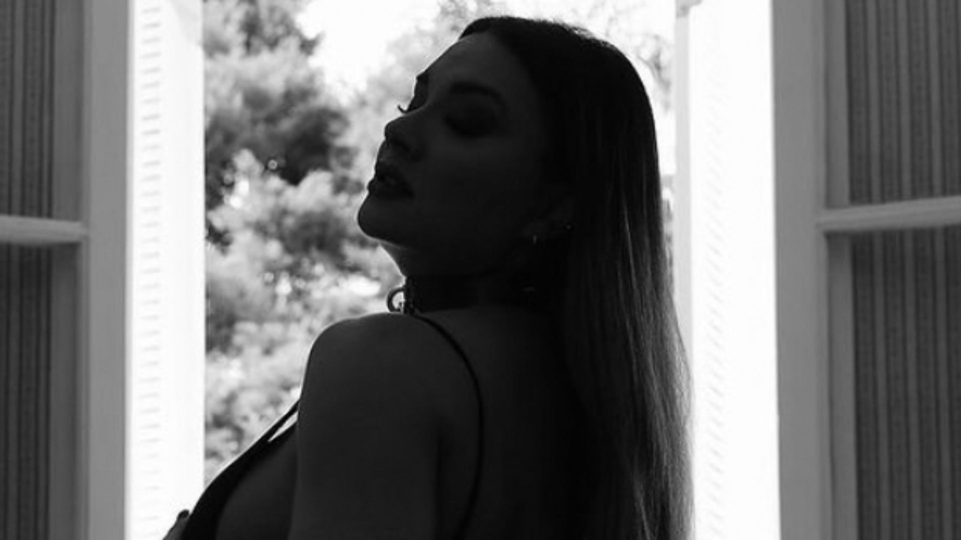 Juju Salimeni posa à meia-luz, segura os seios e deixa bumbum como protagonista: “Corajosa”