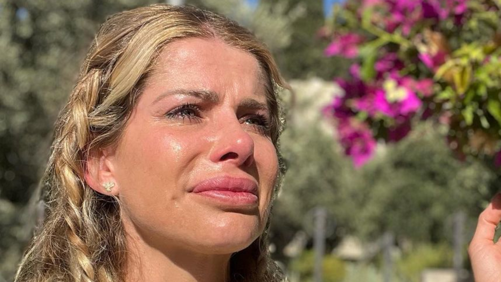 Em Jerusalém, Karina Bacchi surge aos prantos e desabafa: “Meu coração chora”