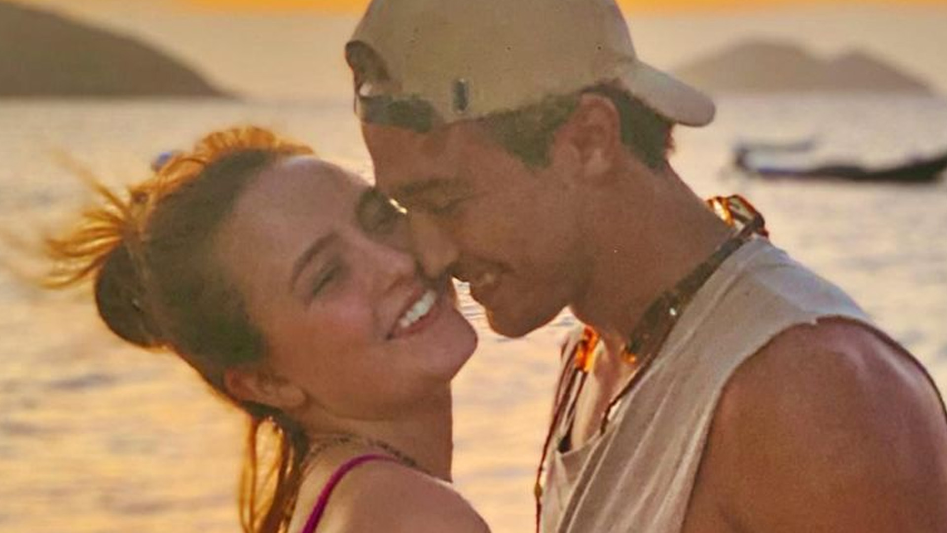 Larissa Manoela agarra namorado na praia e recebe pegada firme: “Nós”