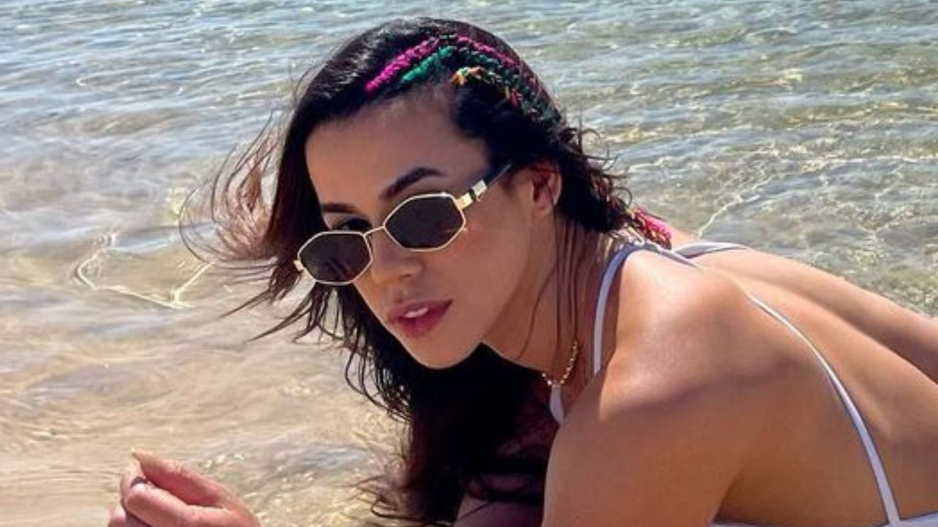 Ex-BBB Larissa Tomásia se bronzeia de bruços em maiô cavadíssimo: “Gatíssima”