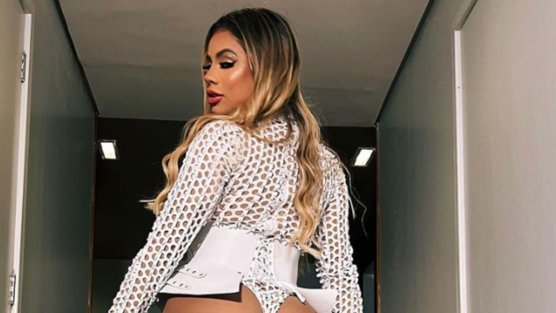 Lexa posa de costas e mostra bumbum engolindo body fio-dental: “Prontinha”