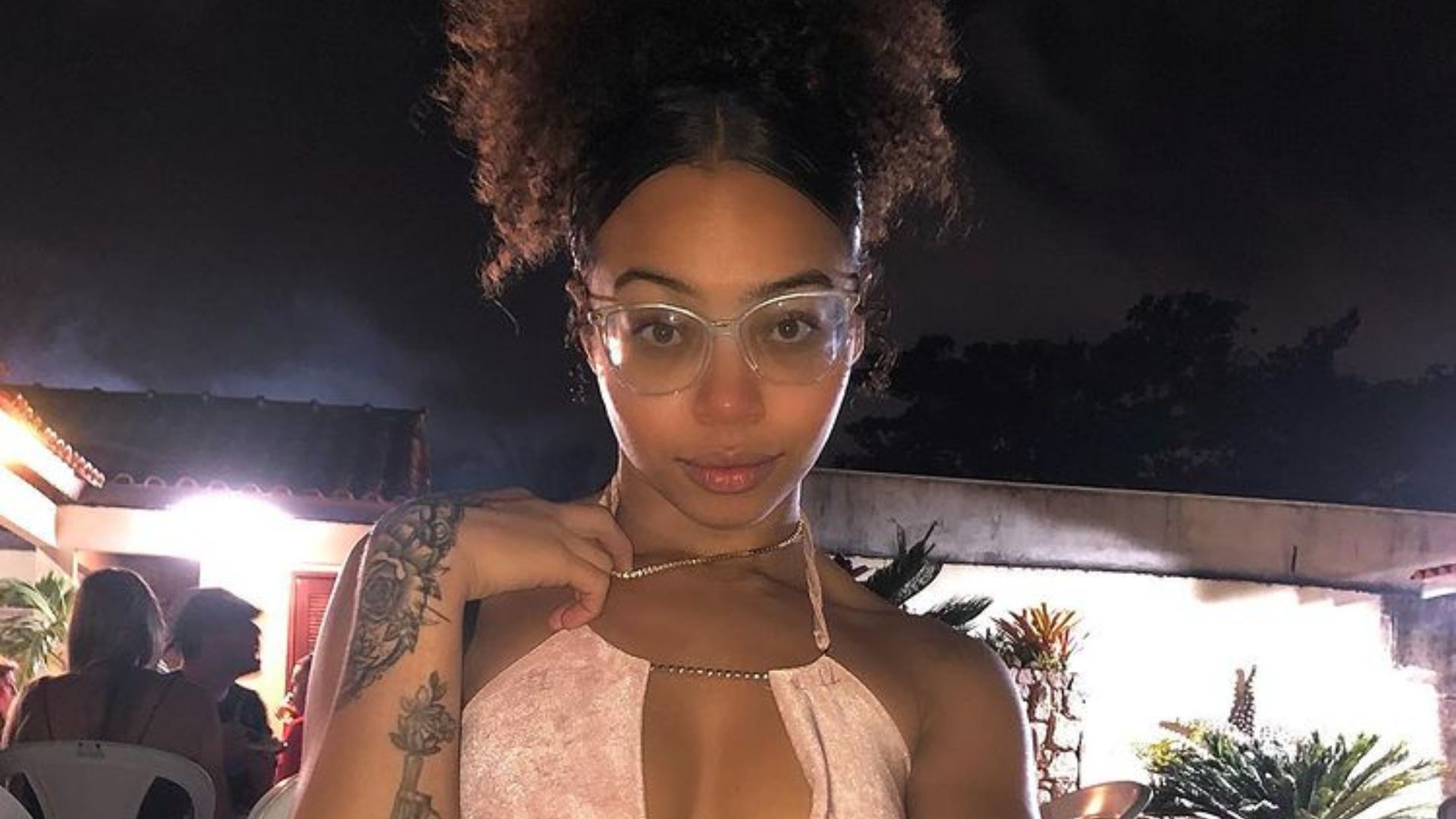 Filha de Dudu Nobre e Adriana Bombom mostra tatuagem nos seios com decote generoso: “Gata”