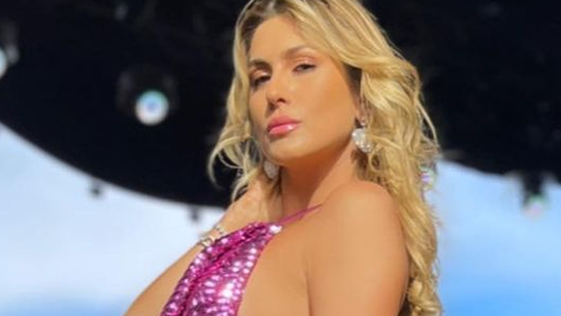 Lívia Andrade dispensa sutiã e surge em vestido micro de costas nuas: “Espetáculo”