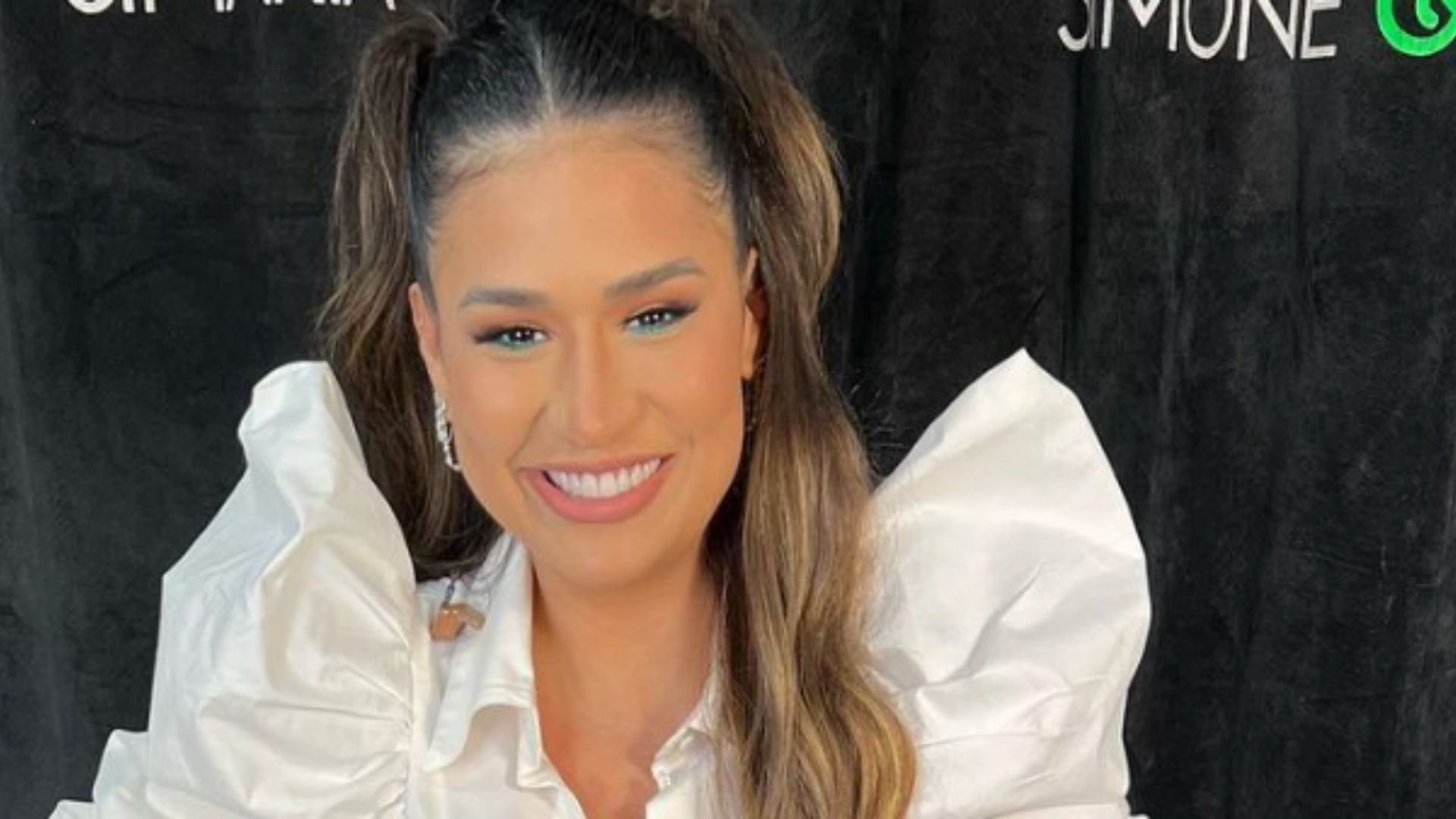 Sequinha, Simone faz show com sutiã à mostra e cinturinha marcada surpreende: “Arrasou”
