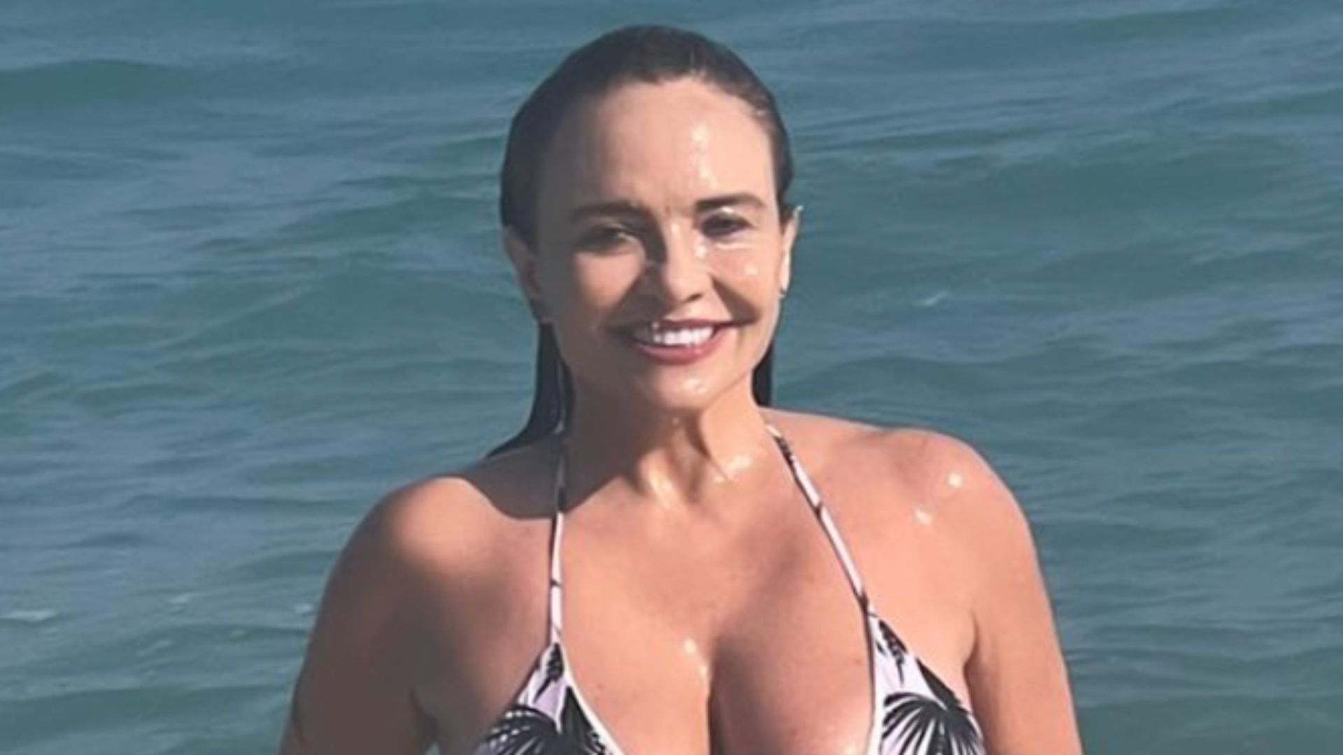 Aos 61 anos, Luiza Tomé sai do mar com biquíni fio-dental: “Musa eterna”