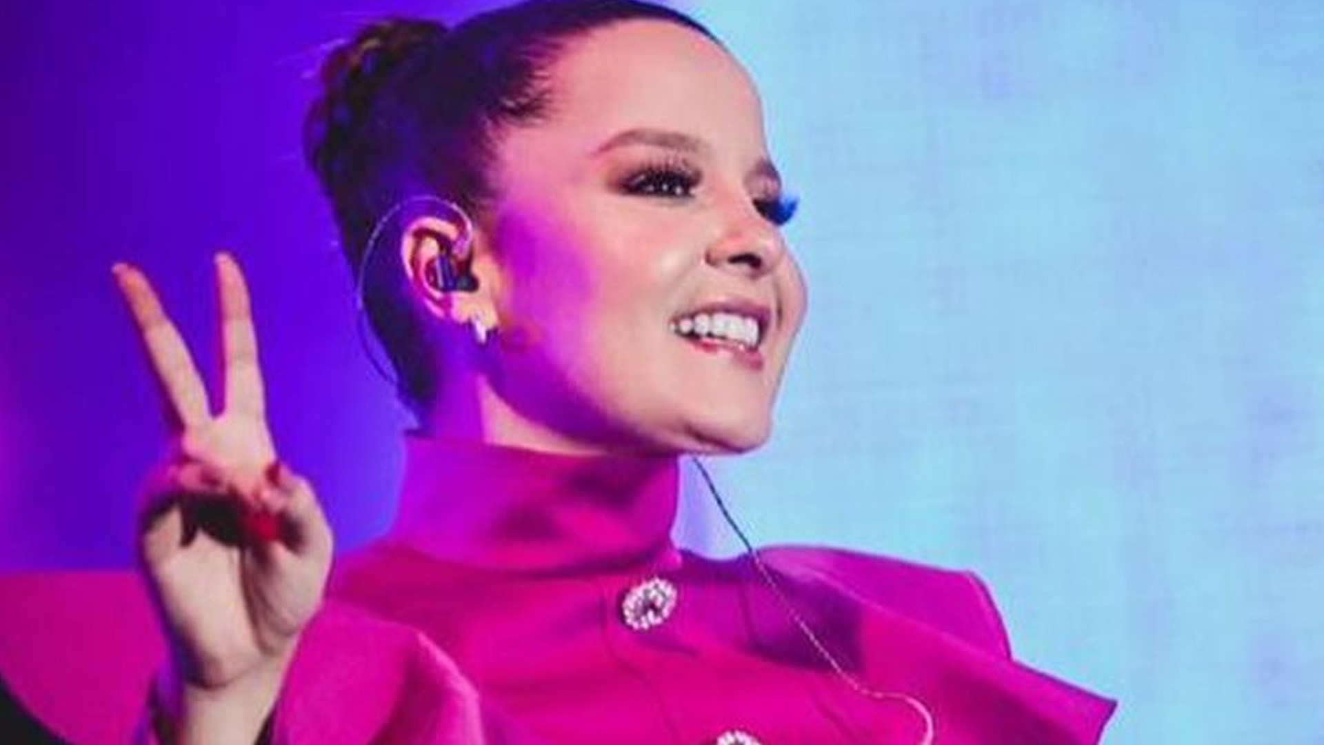 Maiara arrisca com vestido curtinho e chamativo em show: “Maravilhosa”