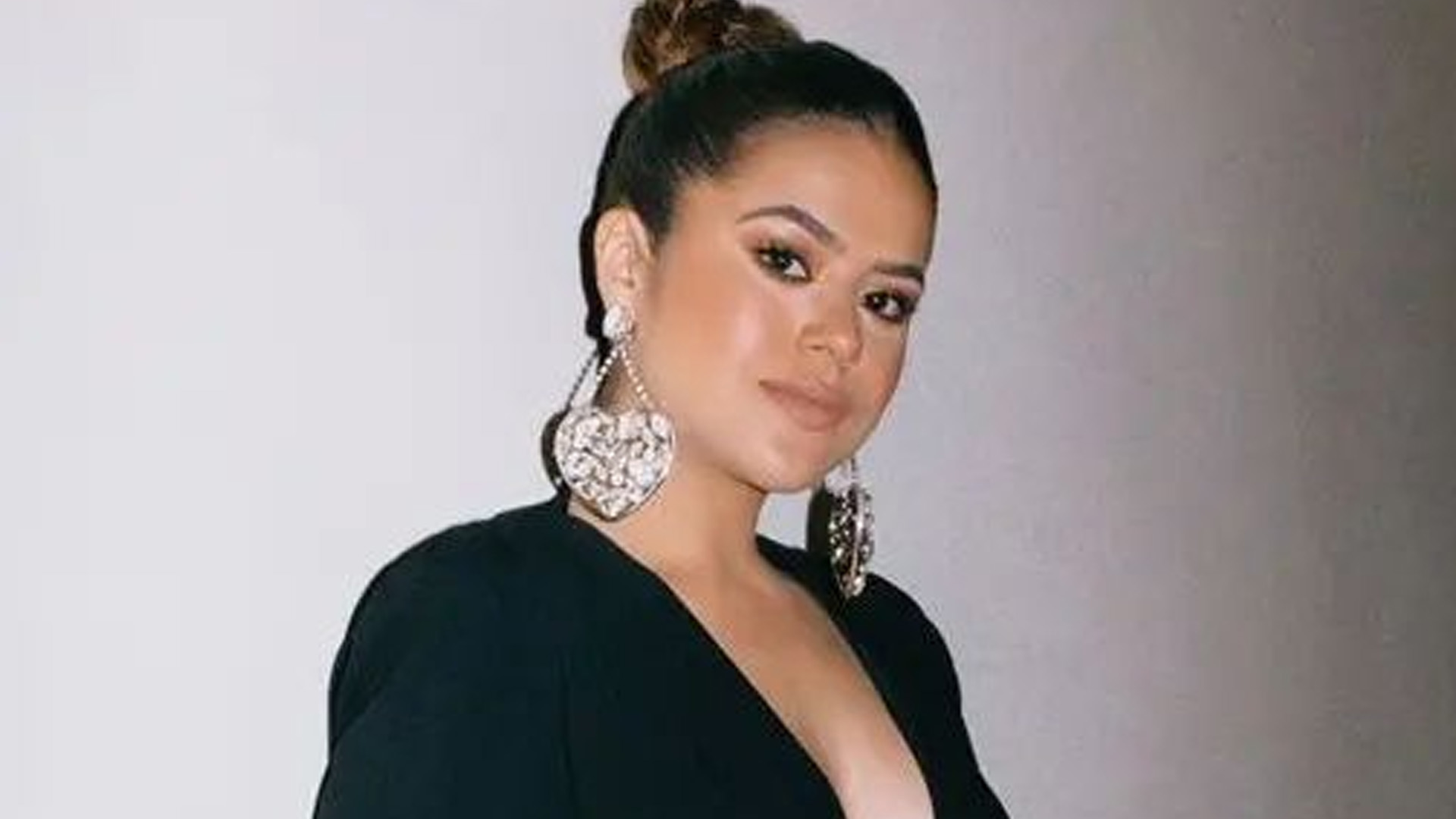 Maisa curte noitada em Los Angeles com decote gigante: “Bonita é ela”