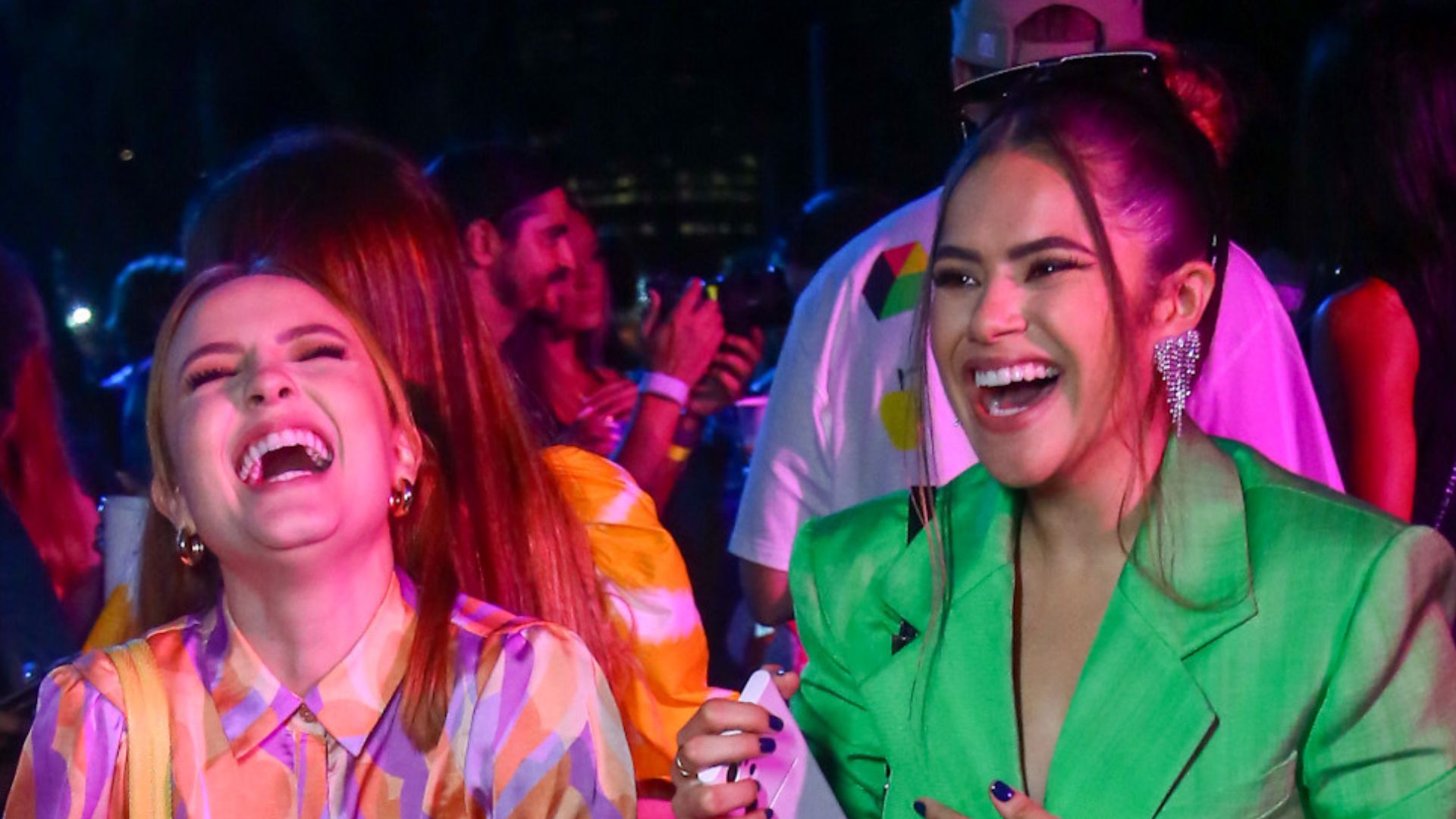 Causando! Larissa Manoela e Maísa Silva curtem noitada juntas e escolhem looks ousados