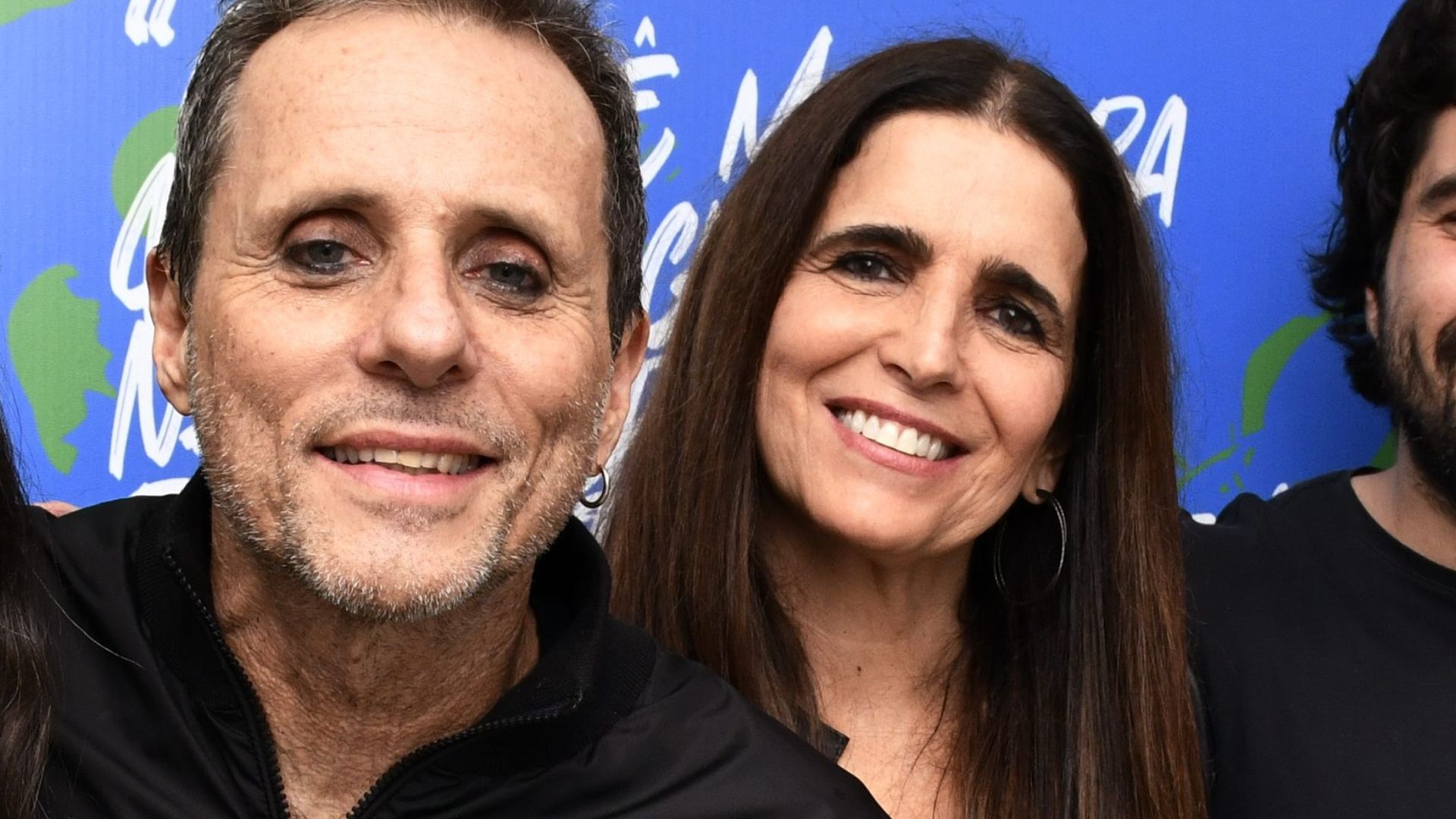 Discretos, Malu Mader e Tony Bellotto posam com os dois filhos em clique inédito e raríssimo