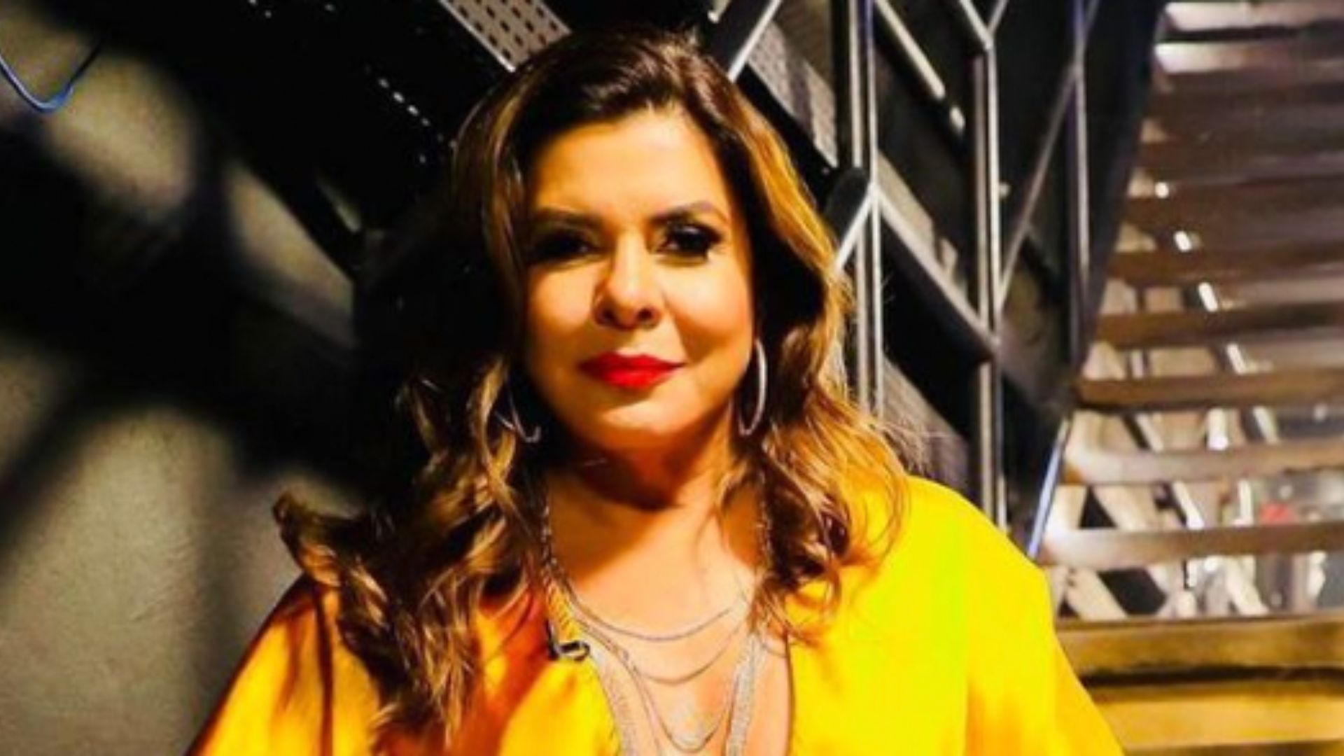 Mara Maravilha exibe lado sexy ao posar de vestido curtinho sem sutiã: “Amo minhas versões”