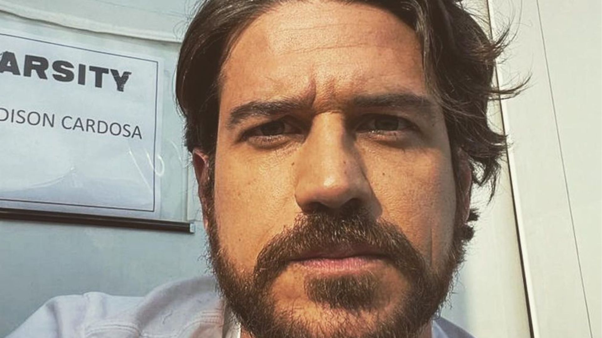 Marco Pigossi relembra fase difícil ao se descobrir gay: “Preconceito interno”