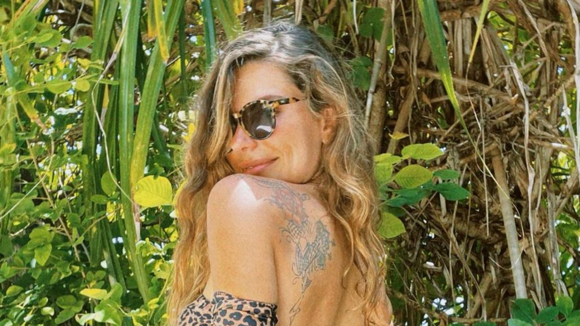 Mariana Goldfarb dá zoom em bumbum gigante e faz biquíni fio-dental sumir: “Diva”