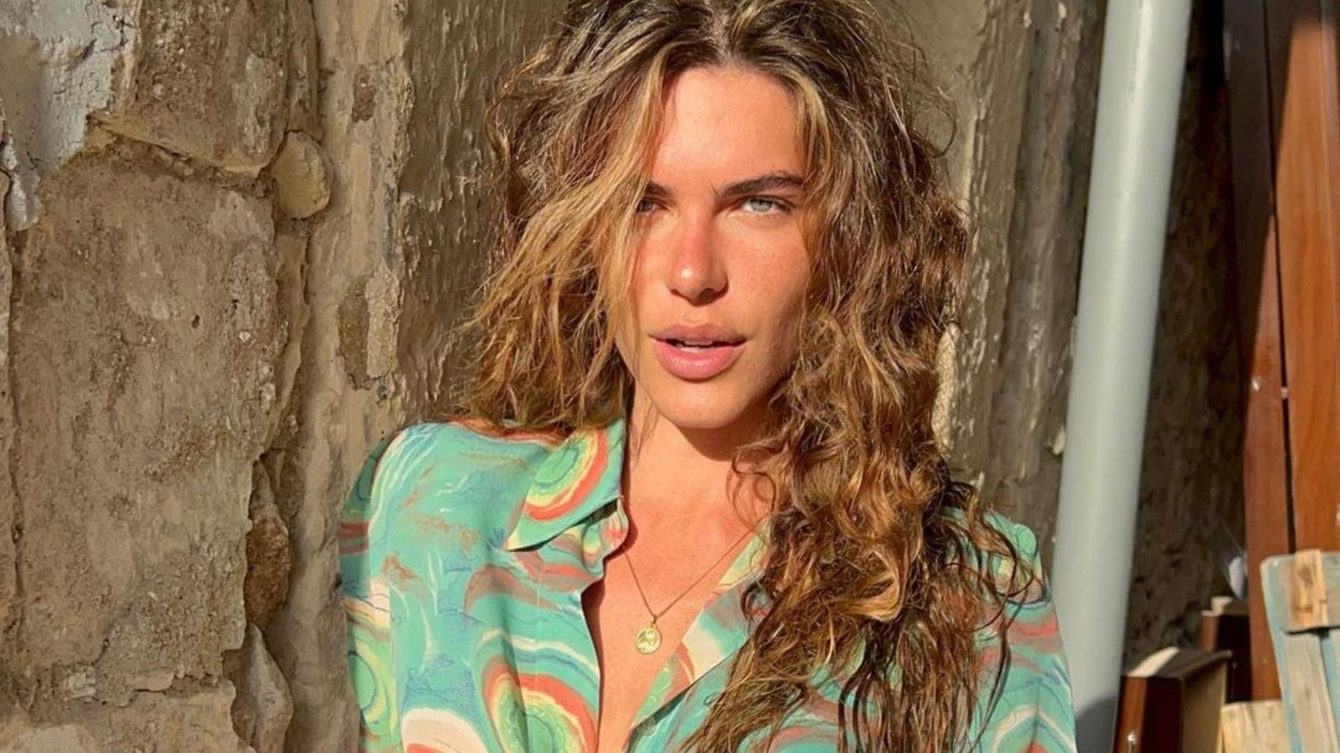 Mariana Goldfarb ostenta pernões em microshort jeans e marca cinturinha: “Escandalosa”