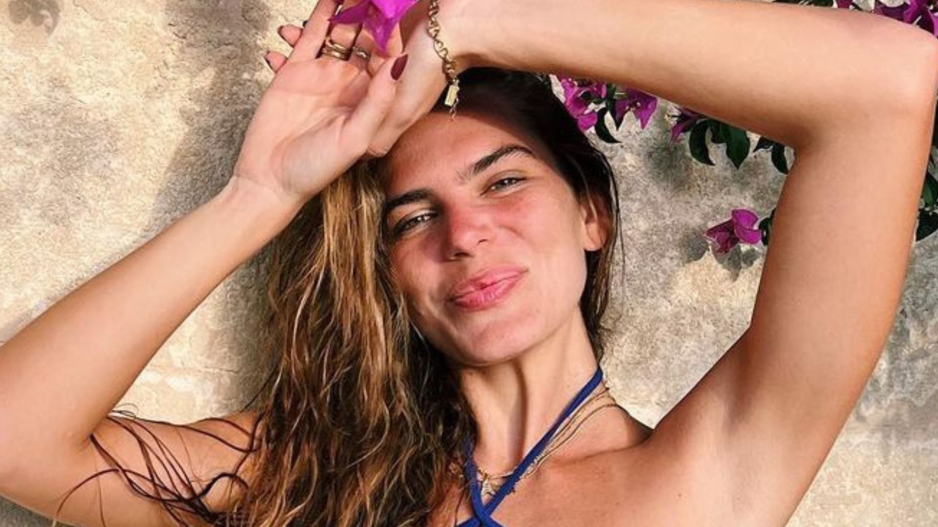 Estilosa, Mariana Goldfarb surge mostrando pernões ao posar de minissaia: “Deusa”
