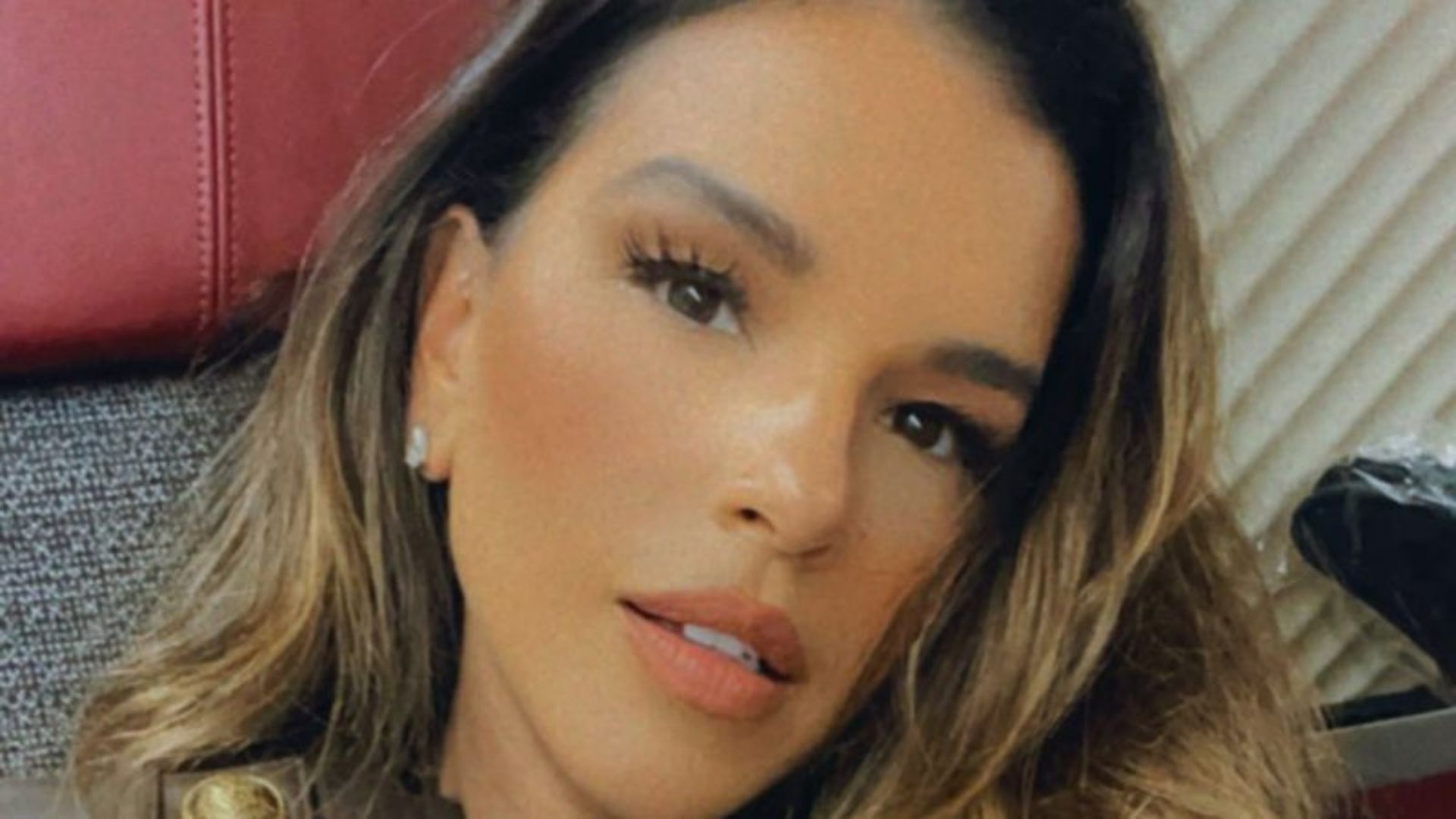 Mariana Rios posa de calcinha fio-dental e provoca fãs: “Alguém viu minha saia?”