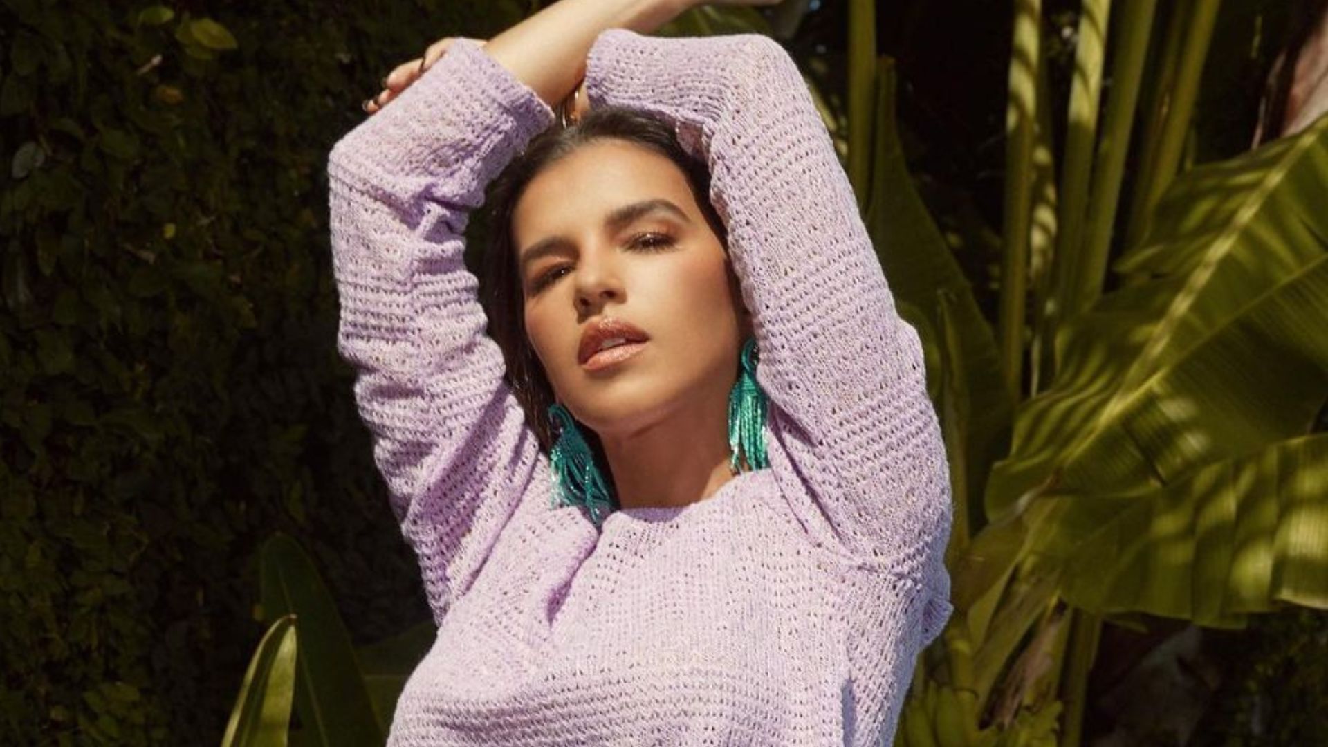 Magérrima, Mariana Rios posa de cropped e deixa costela aparente: “Bela”