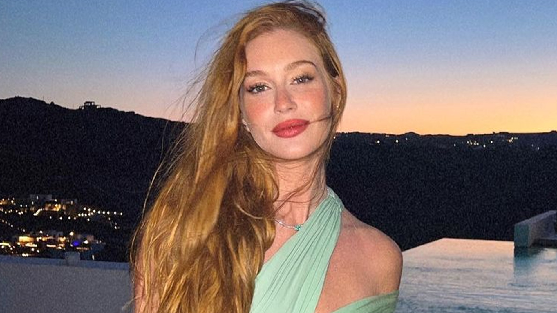 Marina Ruy Barbosa deixa corpo magérrimo aparecer sob vestido recortado: “Deslumbrante”