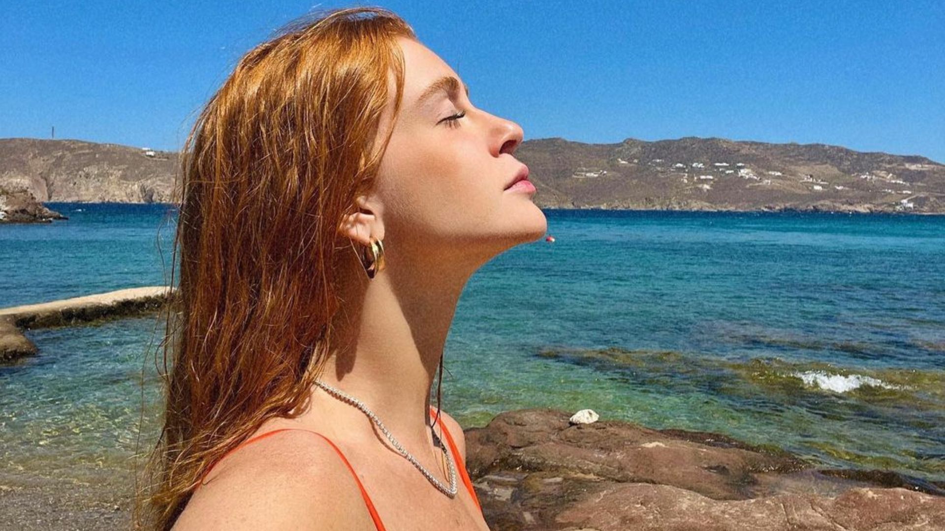 De maiô cavado, Marina Ruy Barbosa dá close no decote em ilha paradisíaca: “Sereiona”