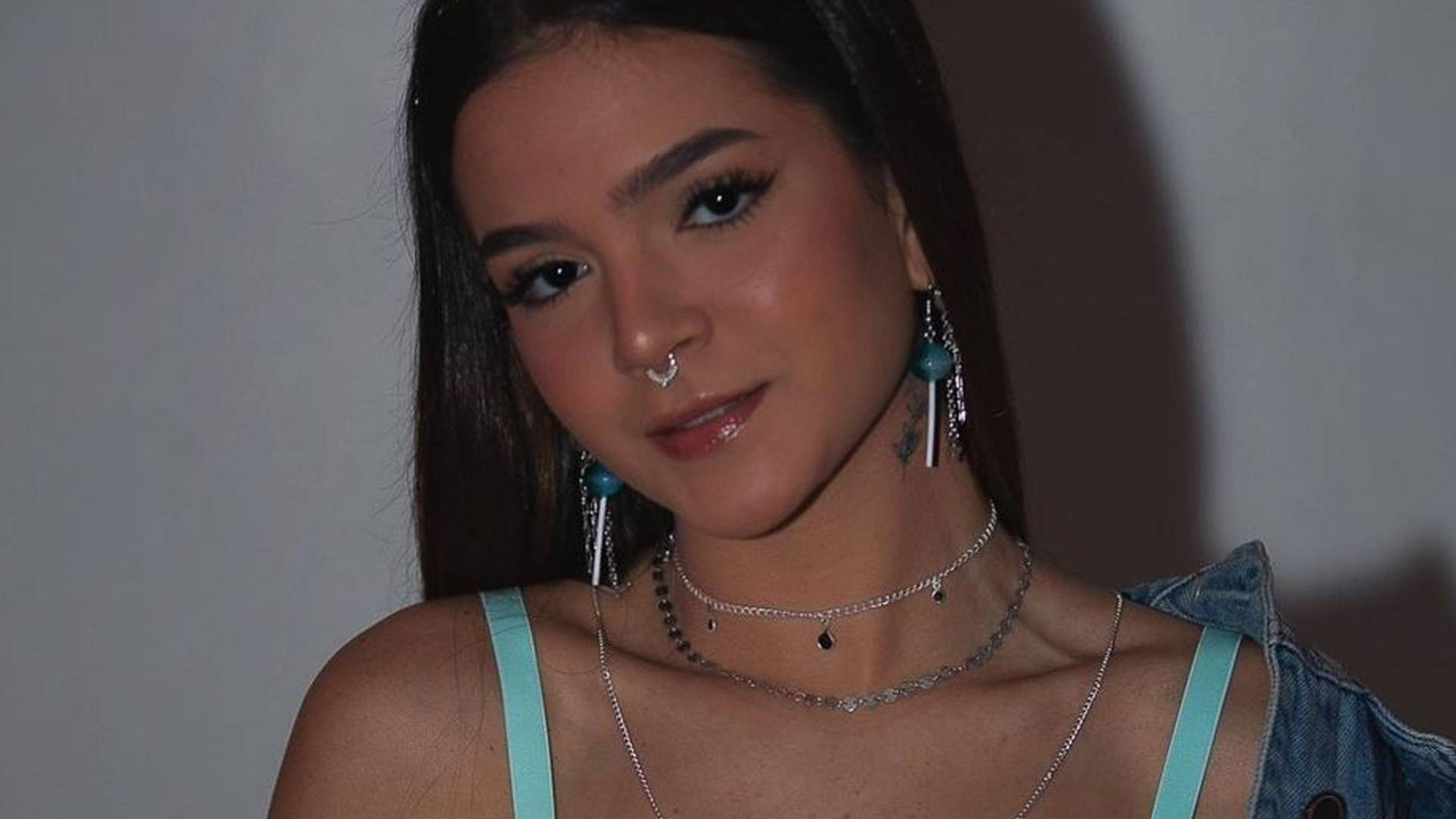 Provocando os fãs, Mel Maia abre jaqueta, provoca fã e shortinho e mostra roupa íntima: “Deusa”