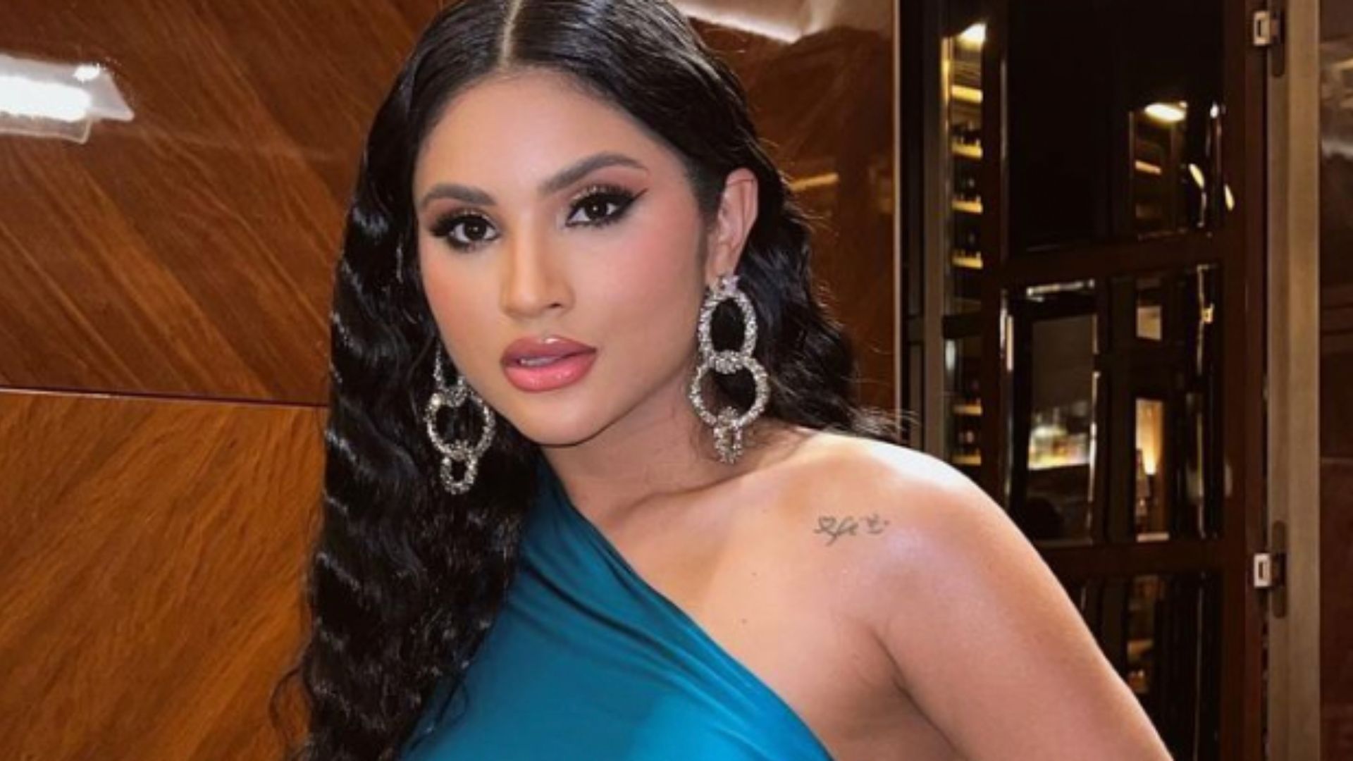 Mileide Mihaile vai para noitada com vestido de cetim sem roupa íntima: “Belíssima”