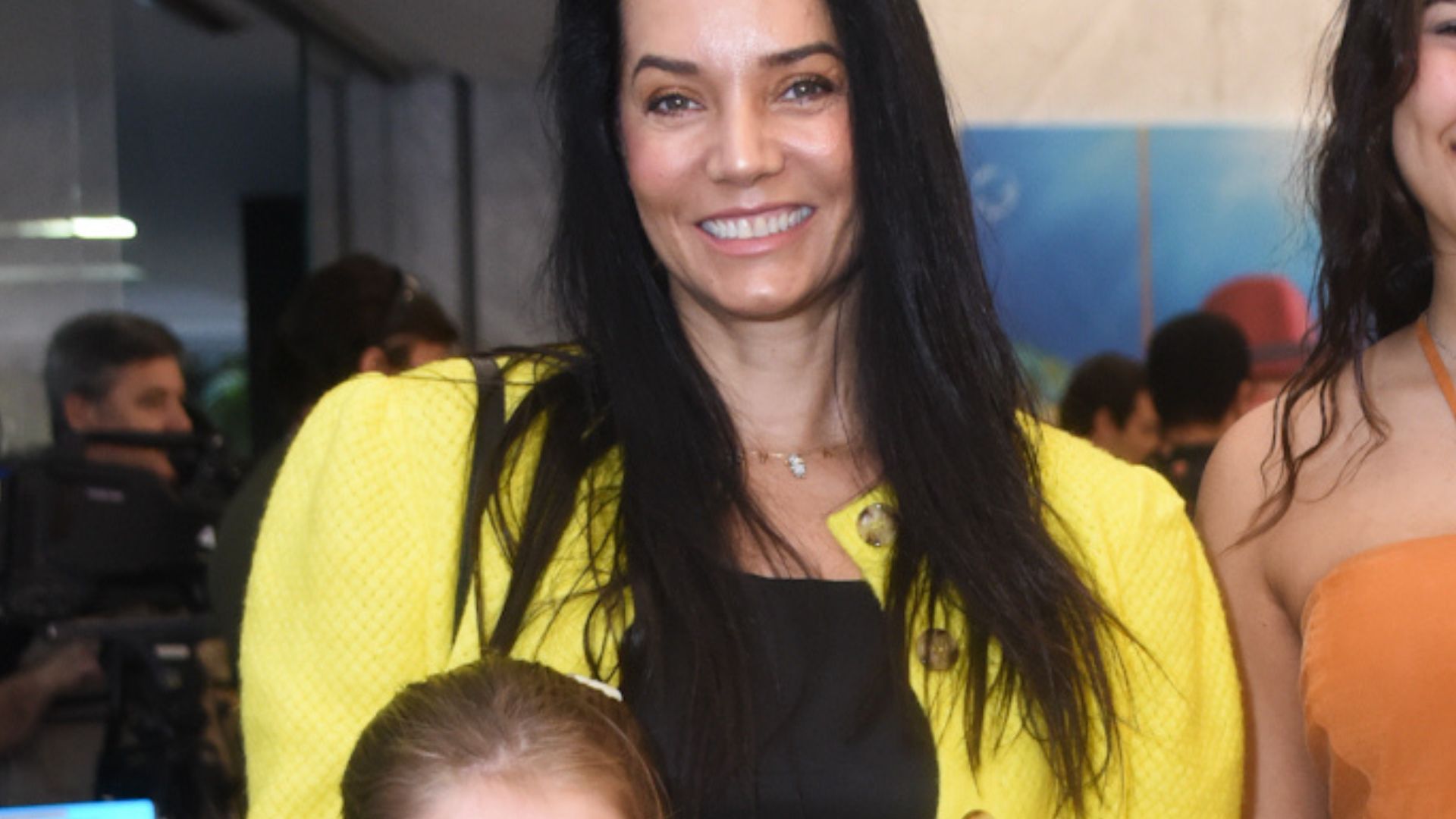 Raridade: musa dos anos 90, Monica Carvalho surge em raríssima aparição com as filhas