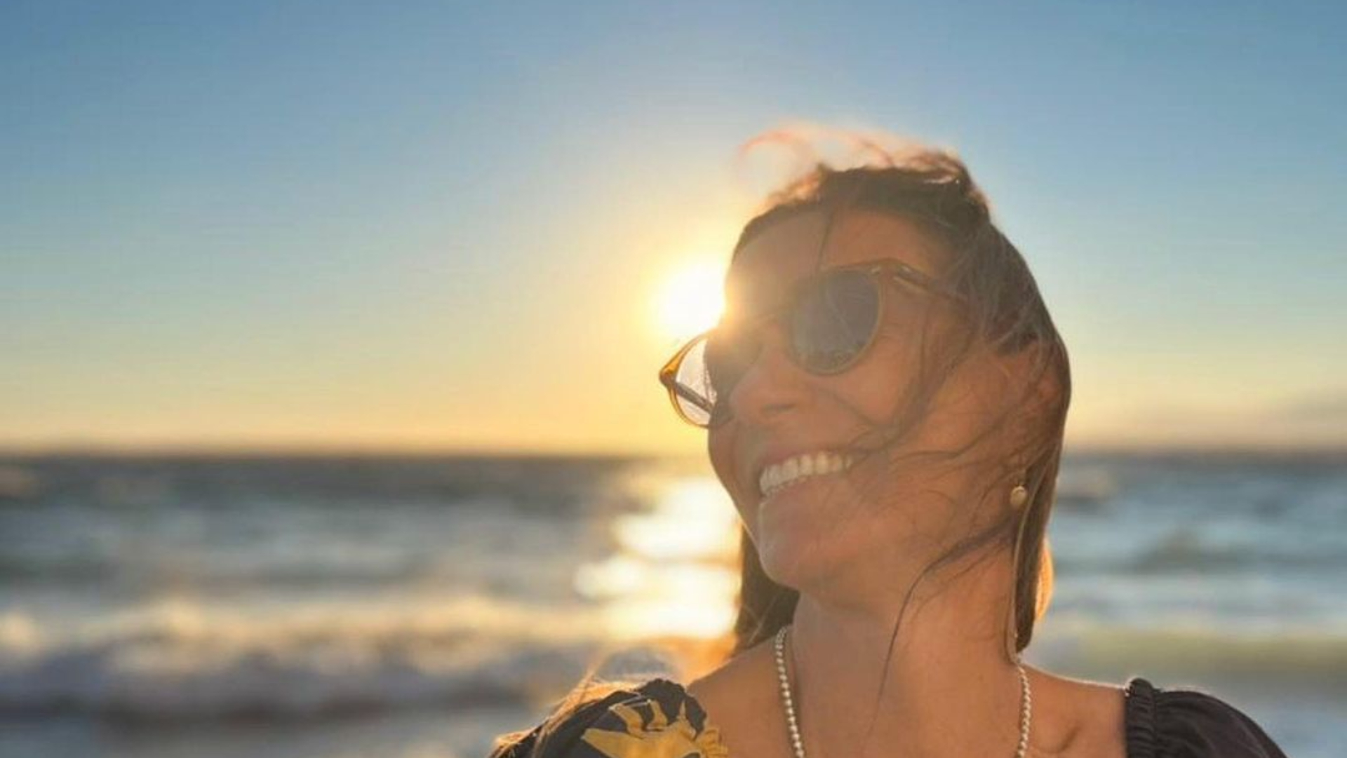 Aos 54 anos, Mônica Martelli capricha em decote em dia de praia: “Incrível”