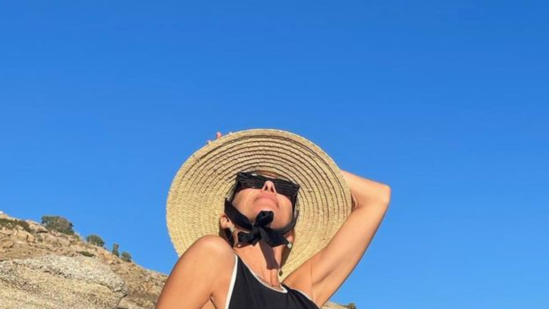 Aos 54 anos, Mônica Martelli exibe corpo definido com maiô cavadíssimo: “Deusa”