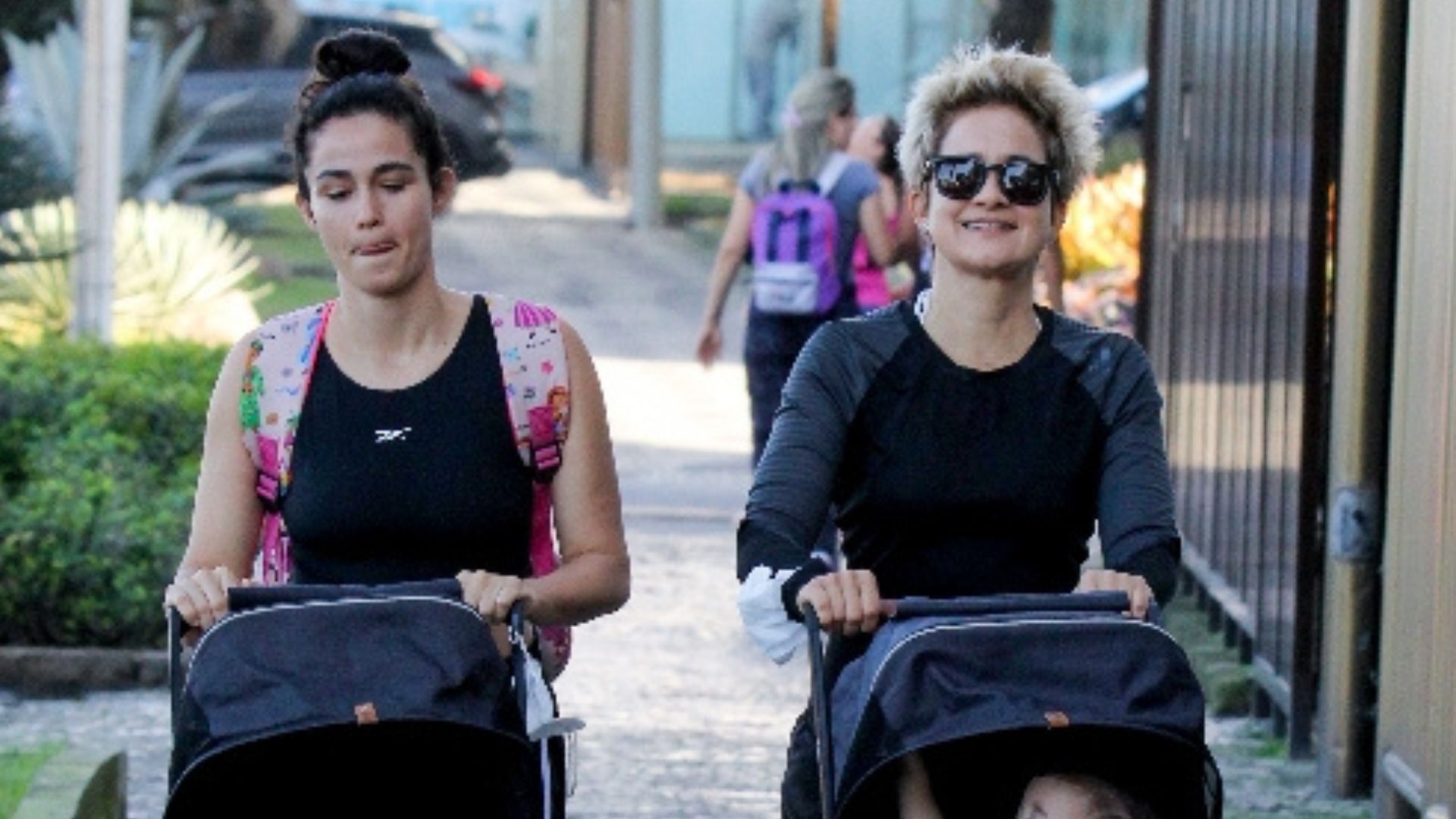 Momento raro: Nanda Costa e Lan Lahn são flagradas passeando com as filhas gêmeas