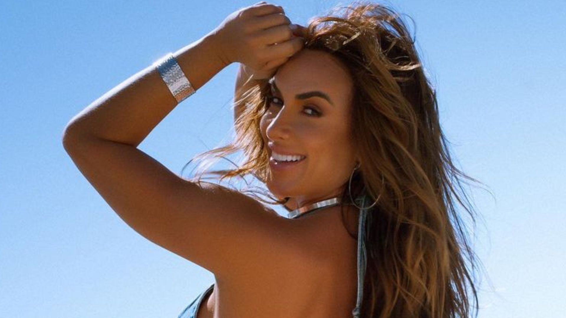 Nicole Bahls causa com conjuntinho jeans minúsculo e polpa do bumbum escapa: “Gata”