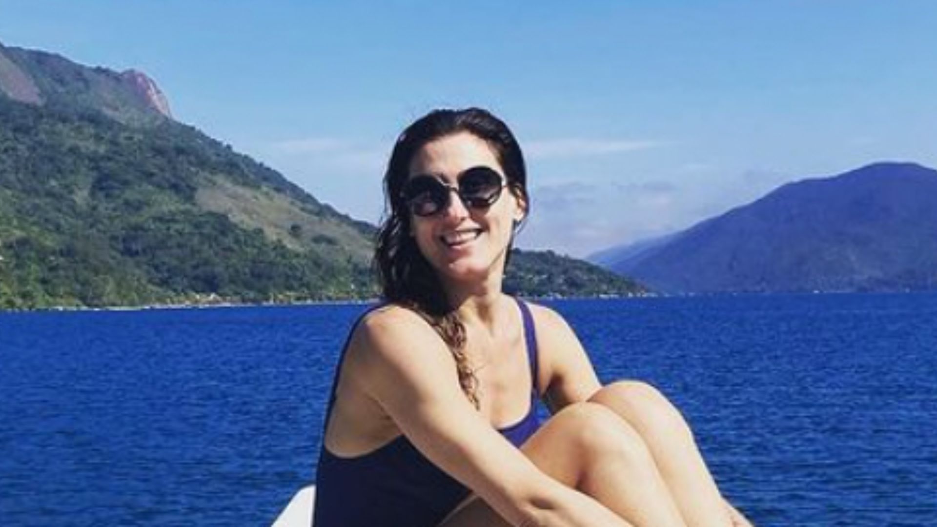 Aos 49 anos, Paola Carosella exibe pernas perfeitas em clique de maiô: “Perfeita”
