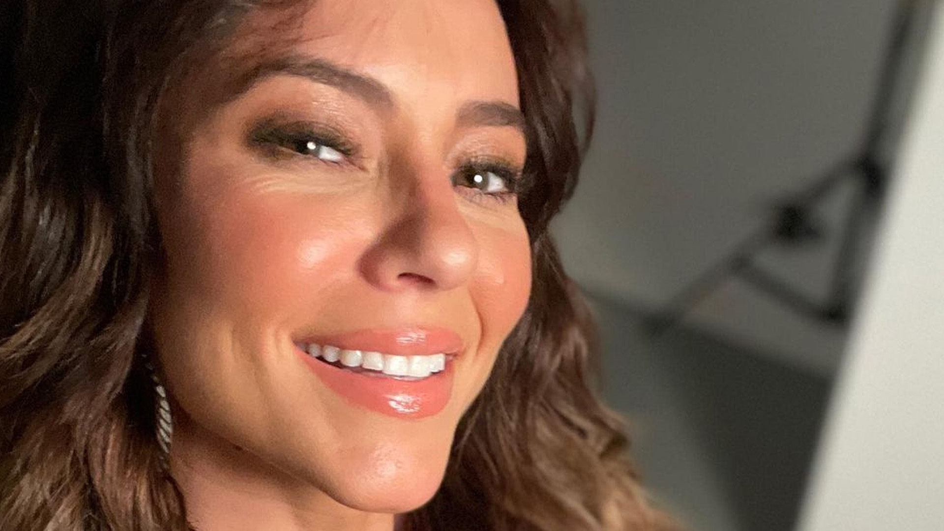 Paolla Oliveira mostra barriguinha sarada de top e fãs aplaudem: “Magnífica”