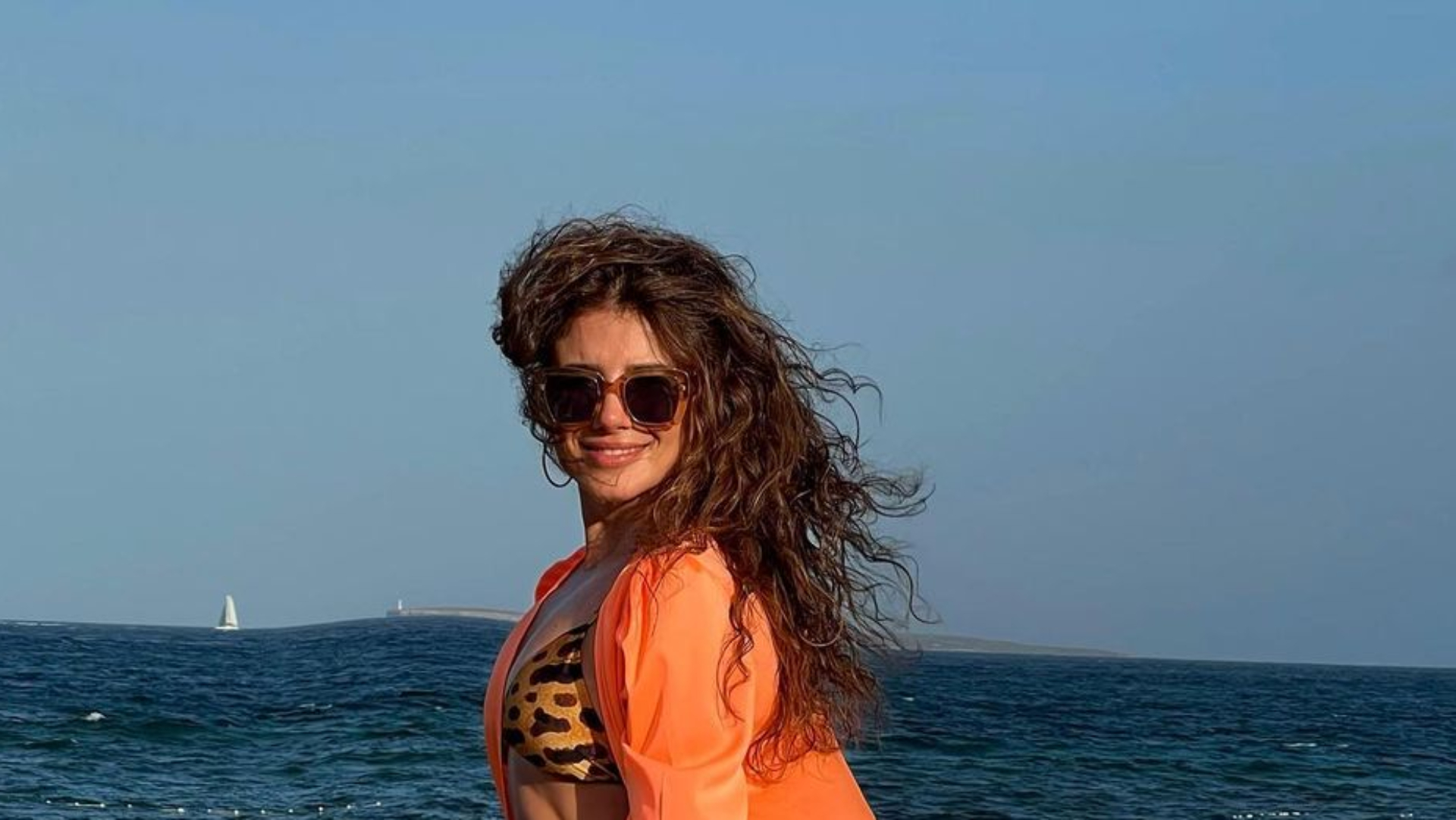 Paula Fernandes posa de biquíni e exibe corpo sequinho aos 38 anos: “Cada dia mais linda”