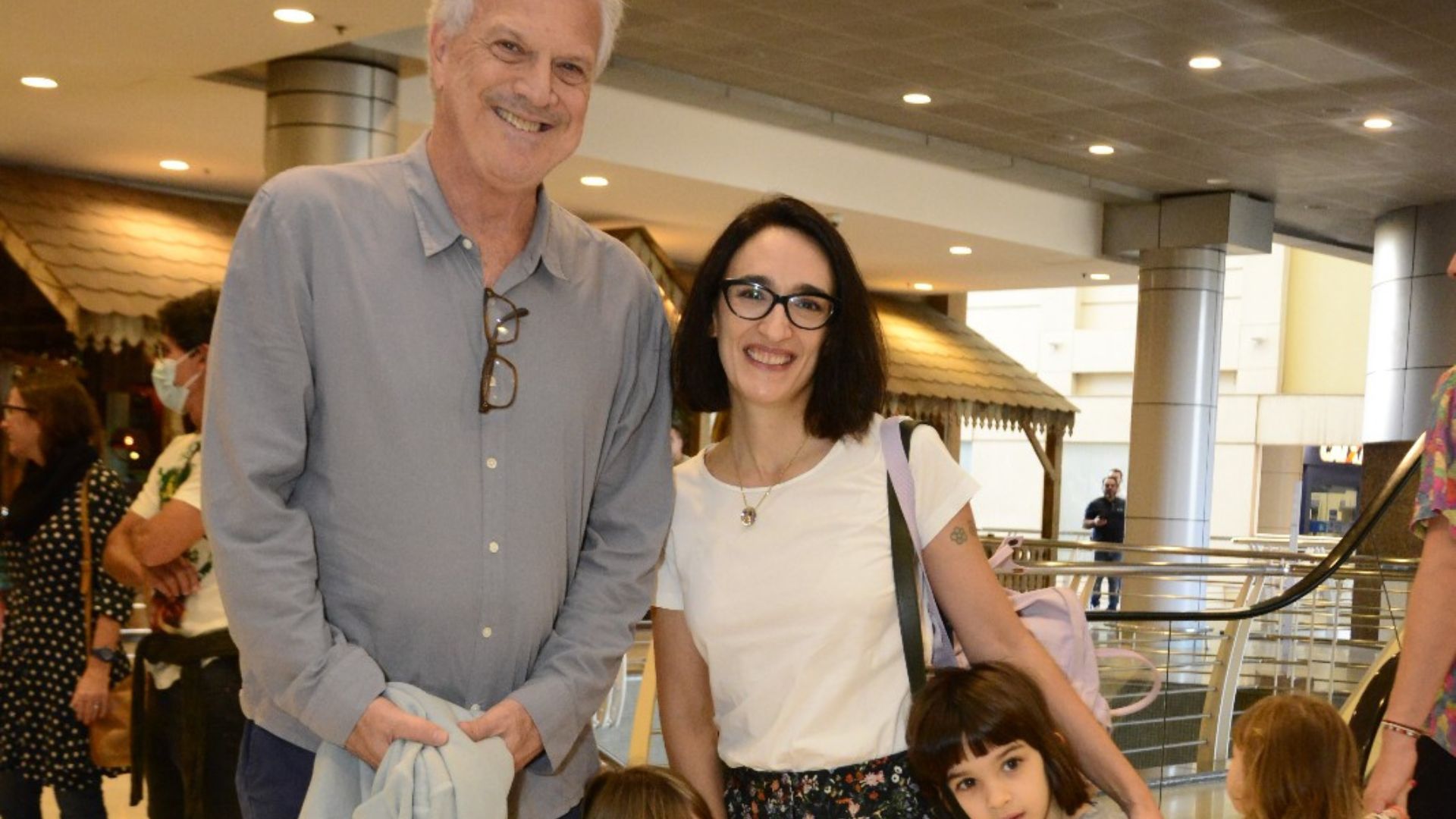 Elas cresceram! Pedro Bial e a esposa levam as filhas ao cinema e beleza rouba a cena