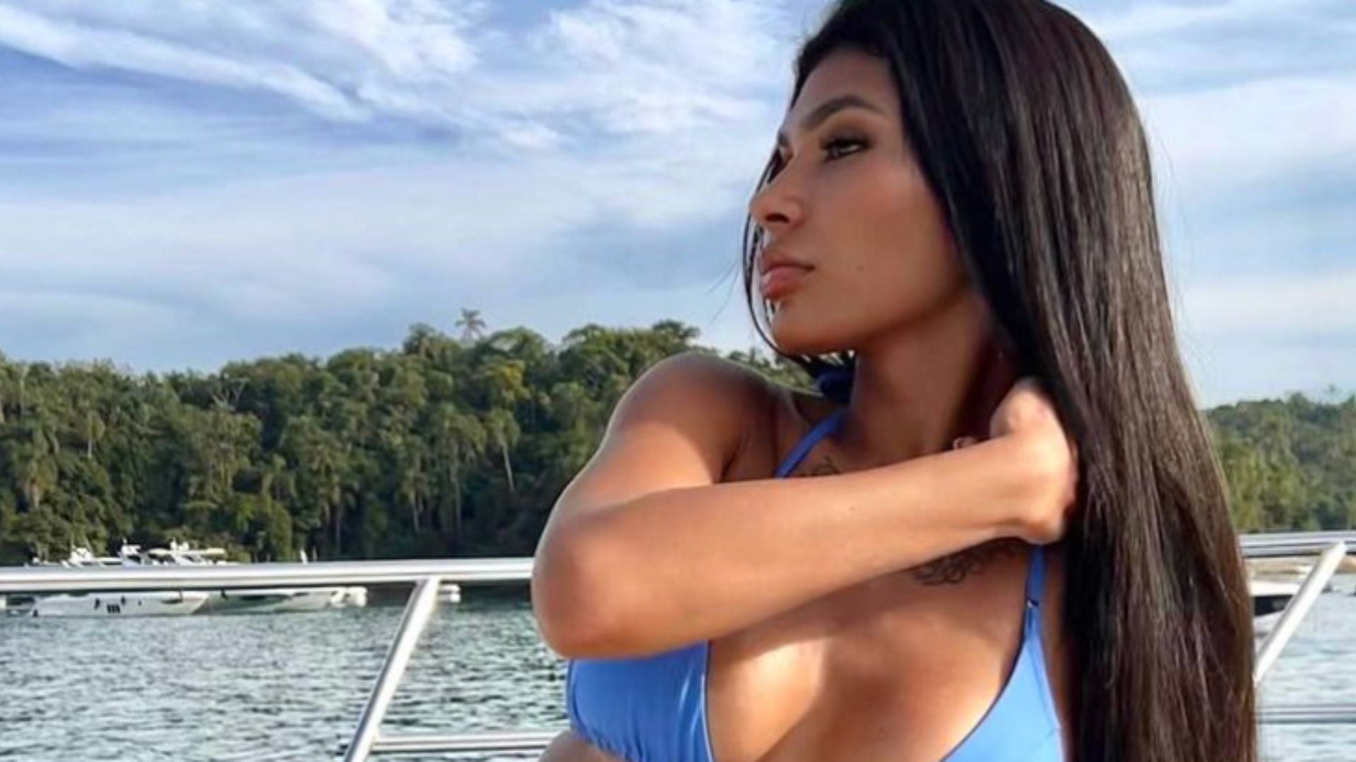 De biquíni, Pocah posa de ladinho e sensualiza com calcinha cavada: “Que mulher”