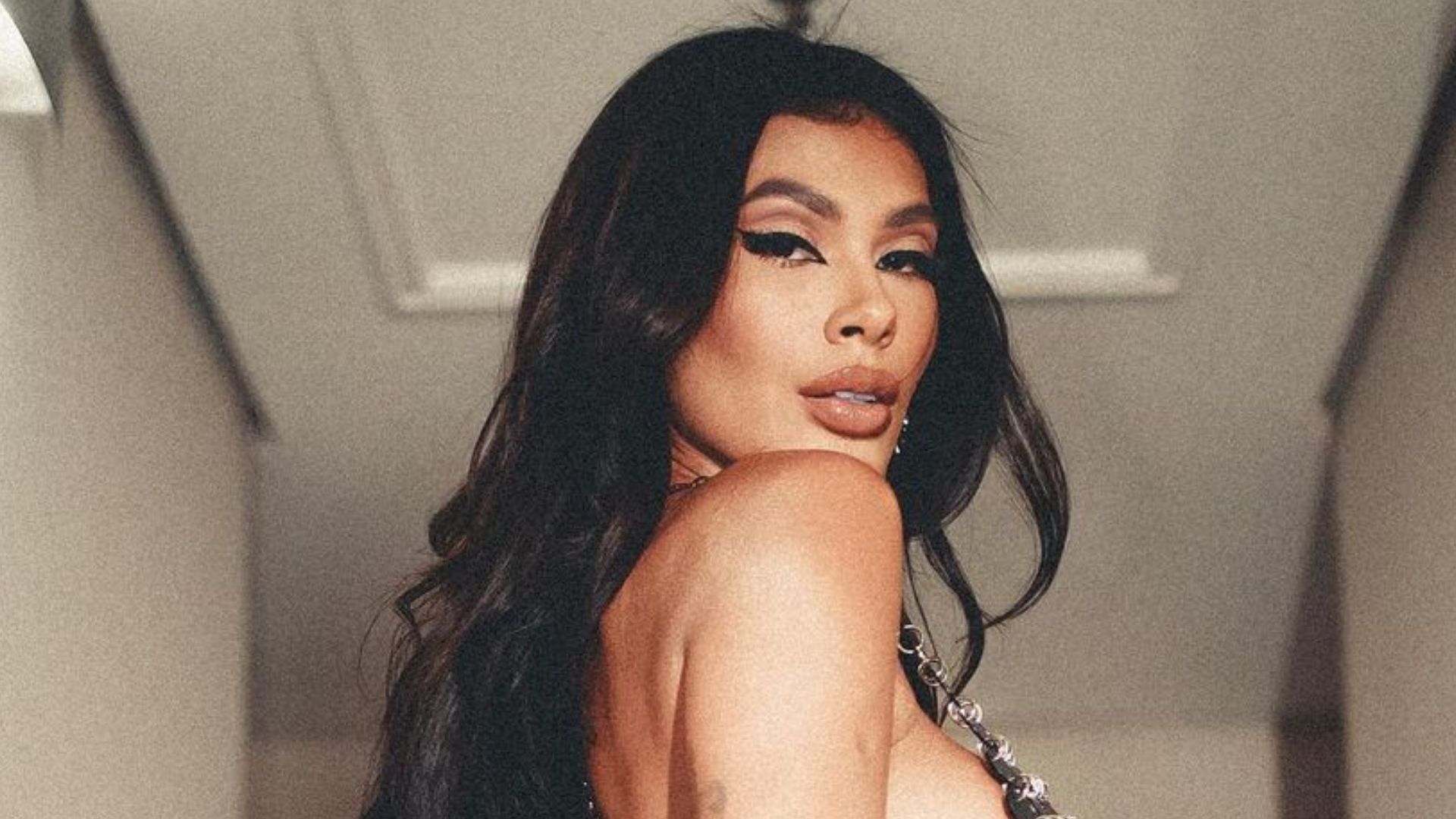 Ex-BBB Pocah usa look transparente e deixa bumbum inteiro exposto: “Gostosa”