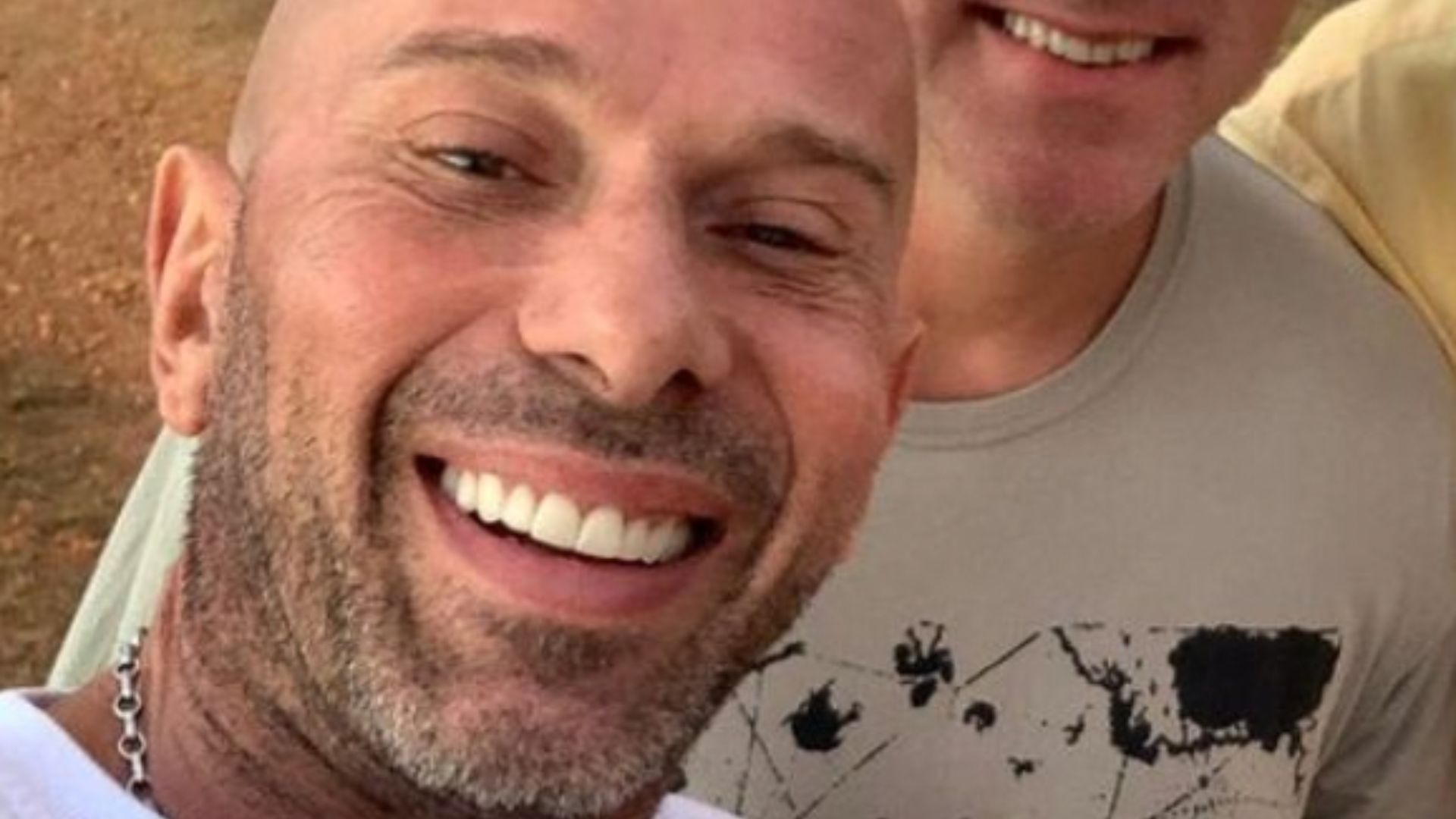 Rafael Ilha visita Sérgio Hondjakoff, posa com o ator e comemora: “Fisionomia é outra”