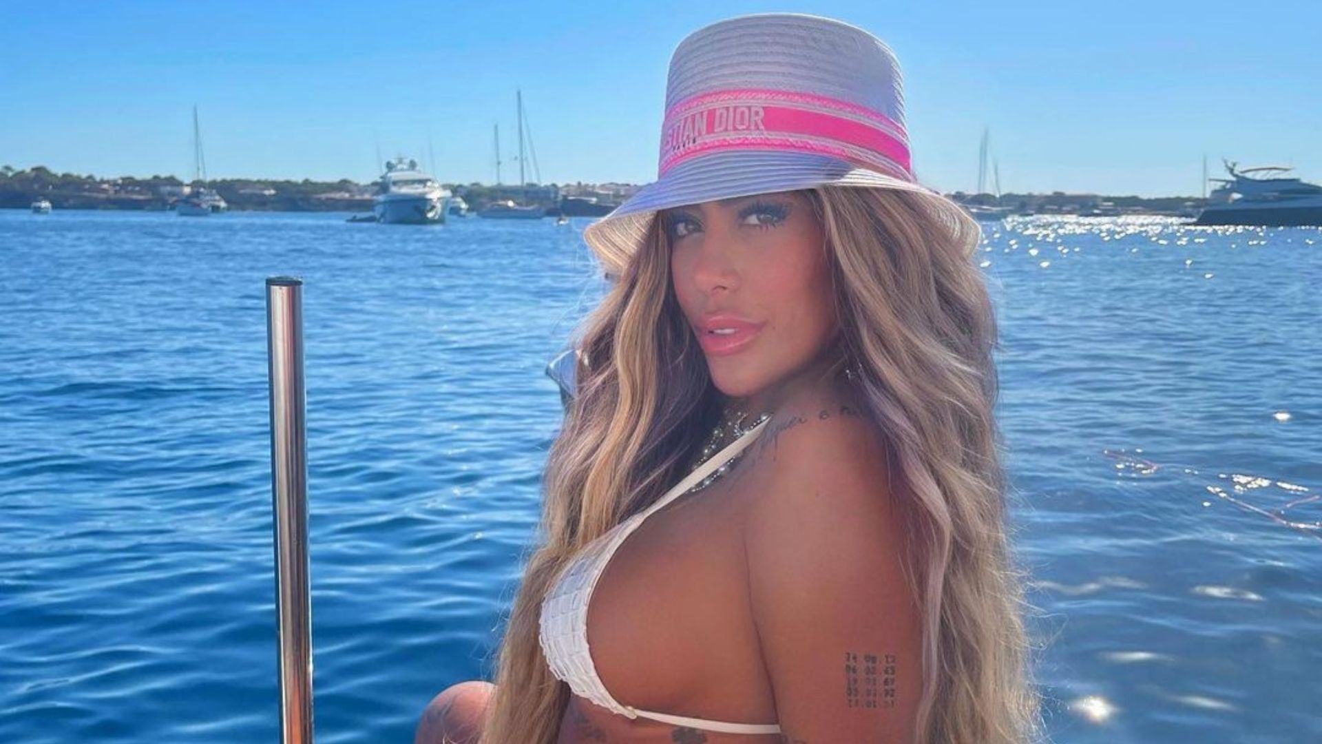 Rafaella Santos deixa calcinha do biquíni enrolar e exibe marquinha de sol: “Gata”