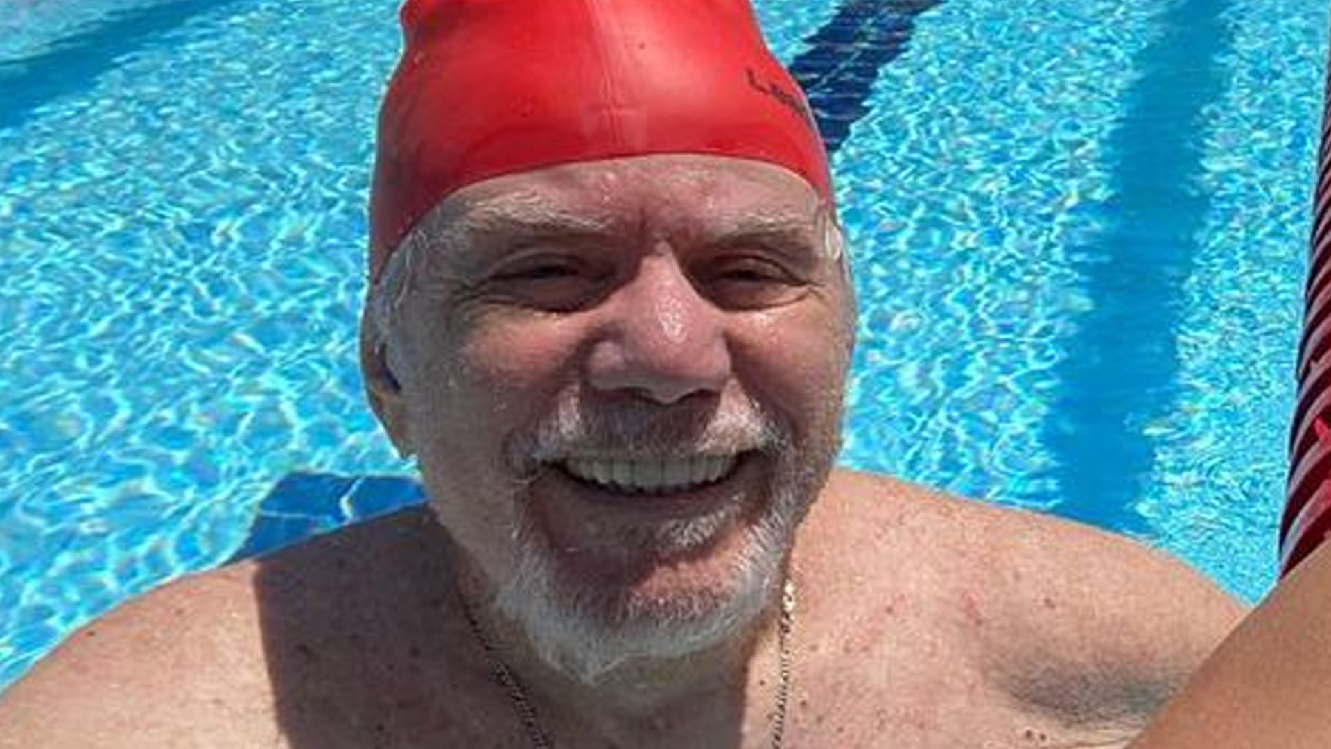 Reginaldo Faria faz natação aos 85 anos e mostra disposição: “Faz bem”