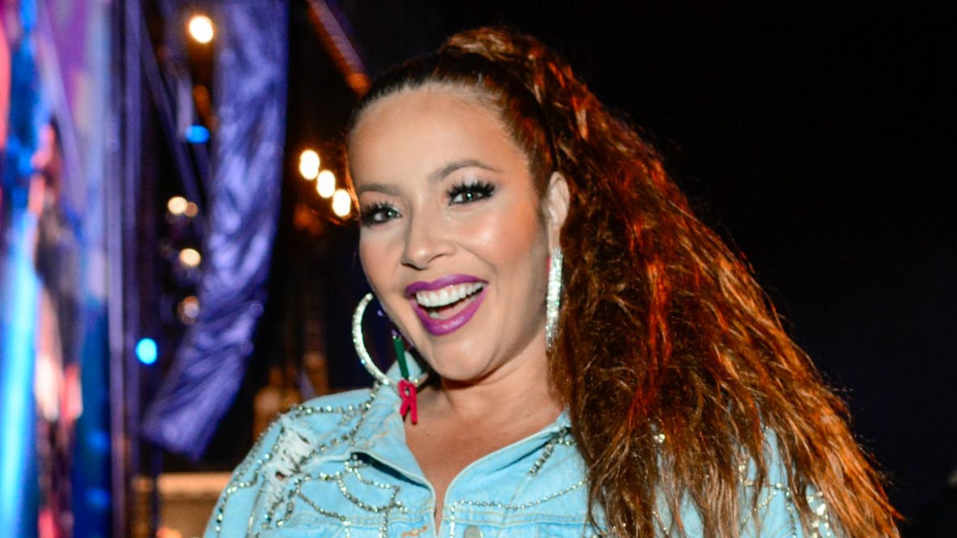 Grávida aos 42 anos, Renata Domínguez posa estilosa em show acariciando o barrigão