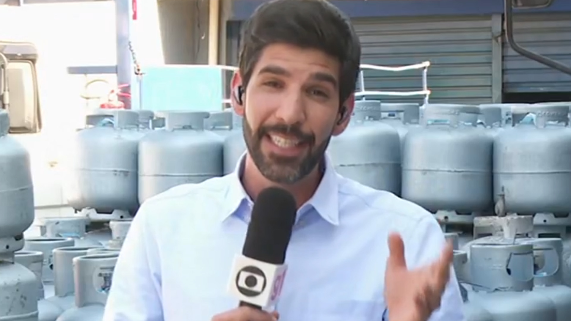Repórter da Globo é hostilizado ao vivo e interrompe transmissão: “Educação”