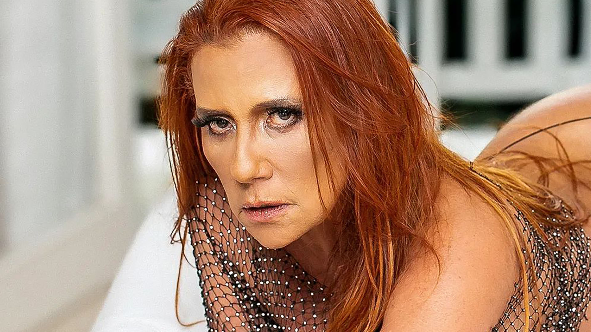 Aos 68 anos, Rita Cadillac quase faz fio-dental estourar em bumbum farto: “Sexy”