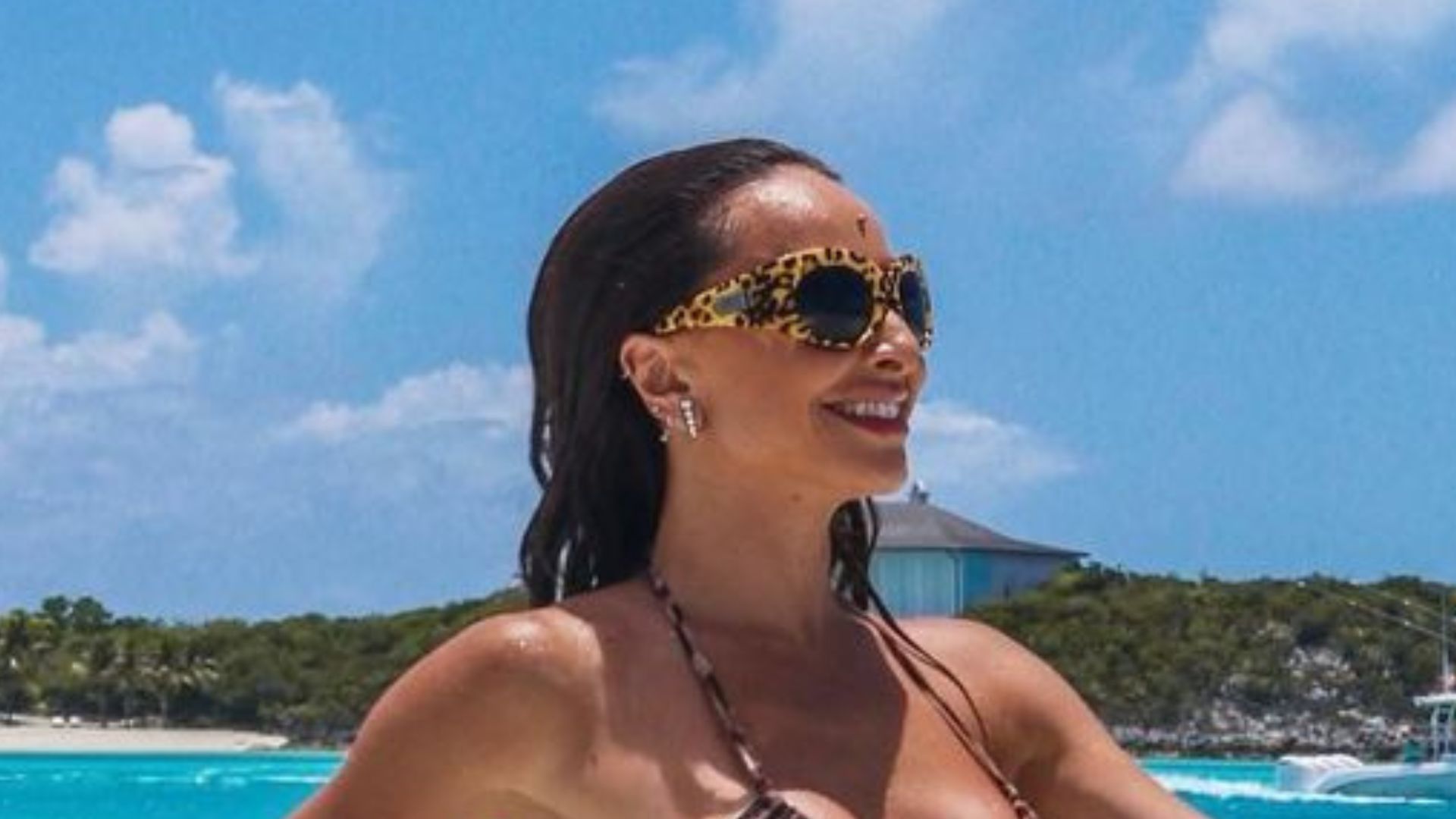 Sabrina Sato ostenta corpão malhado e seios quase saltam do biquíni: “Gostosa”