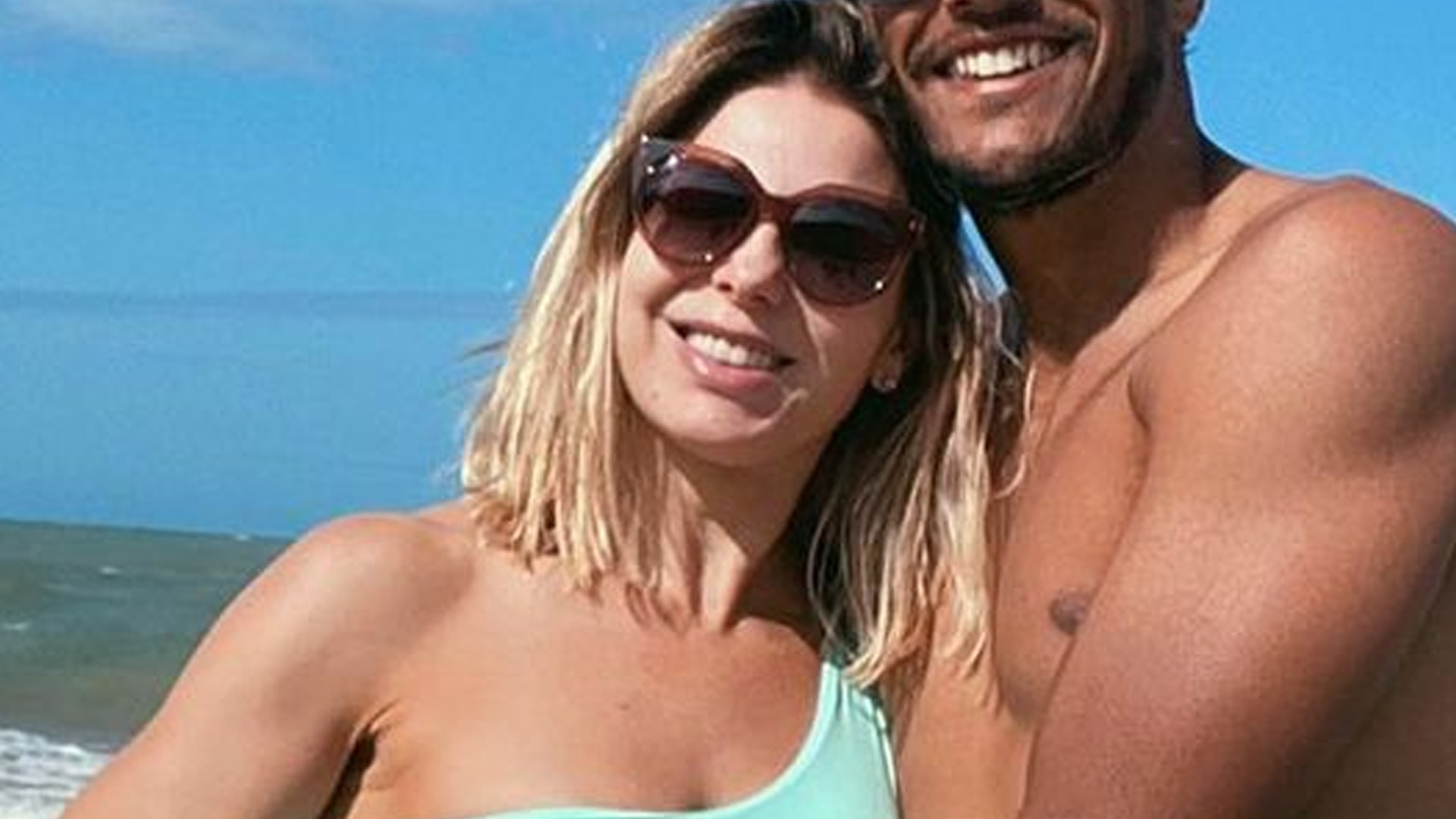 Sheila Mello agarra namorado gato em praia na Bahia: “Casalzão”
