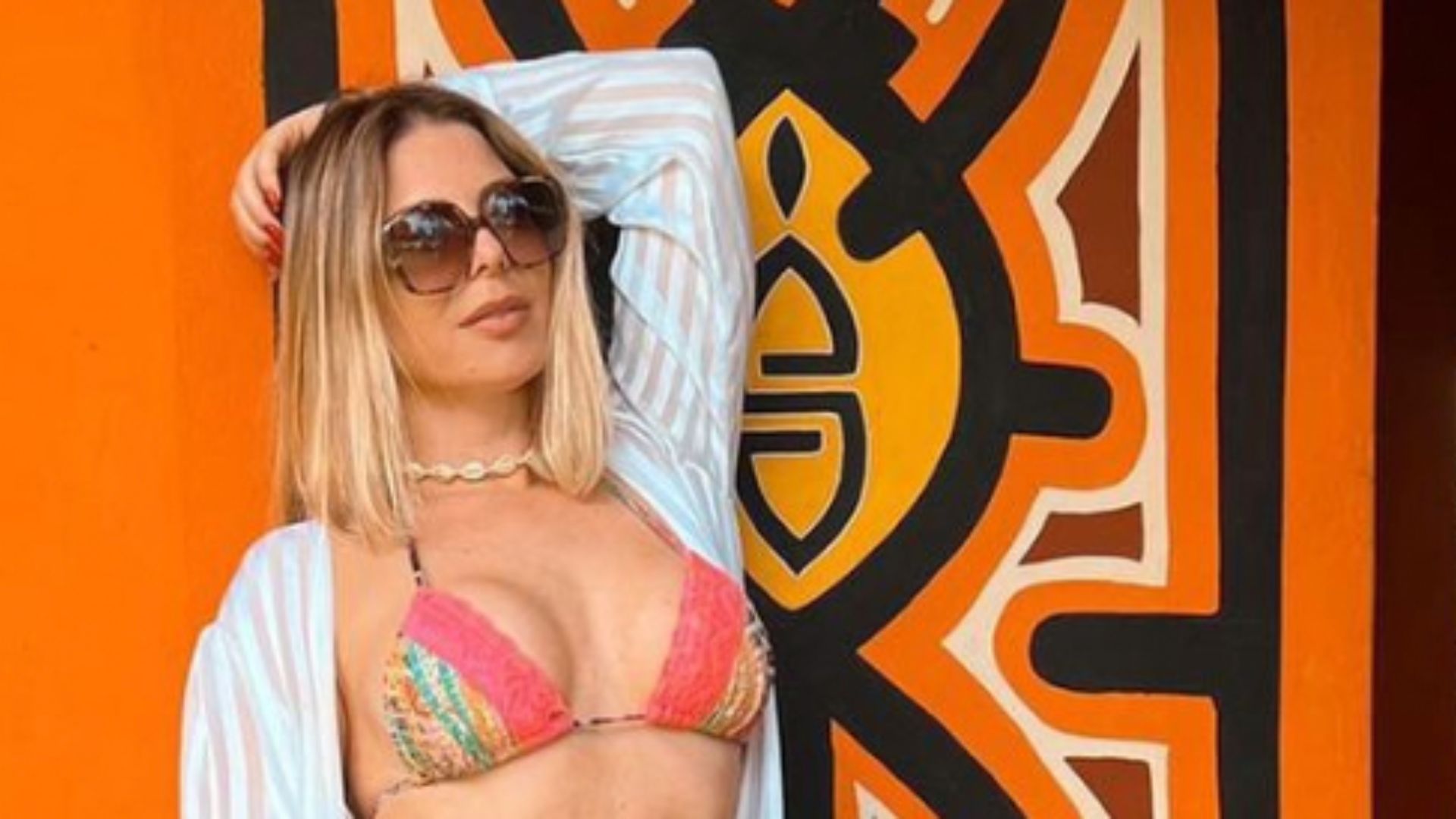 Aos 43 anos, Sheila Mello posa de biquíni fio-dental e exibe corpaço: “Auge da beleza”