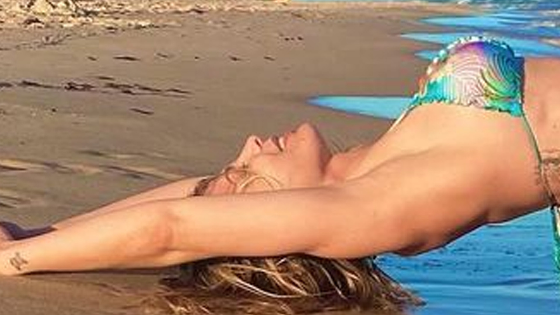Sheila Mello mostra flexibilidade com biquíni micro e namorado se derrete: “Perfeita”